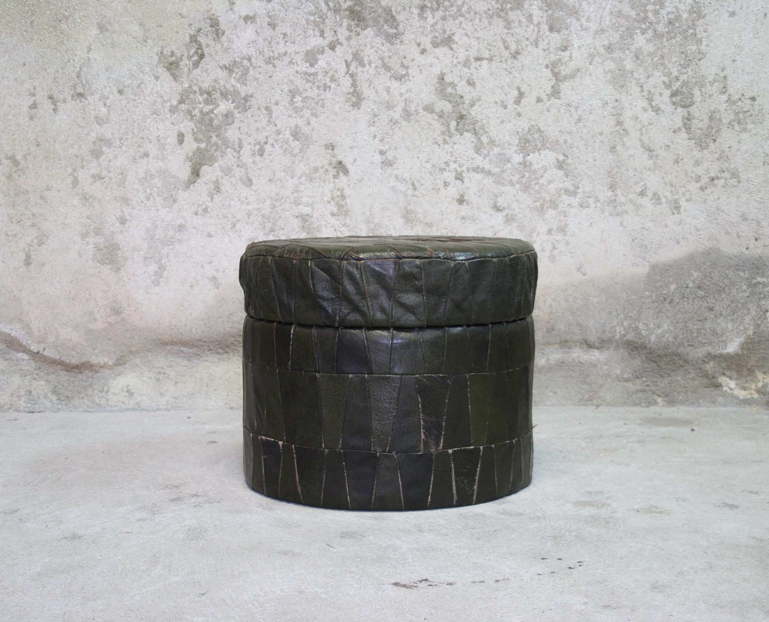 Pouf in black/green leather