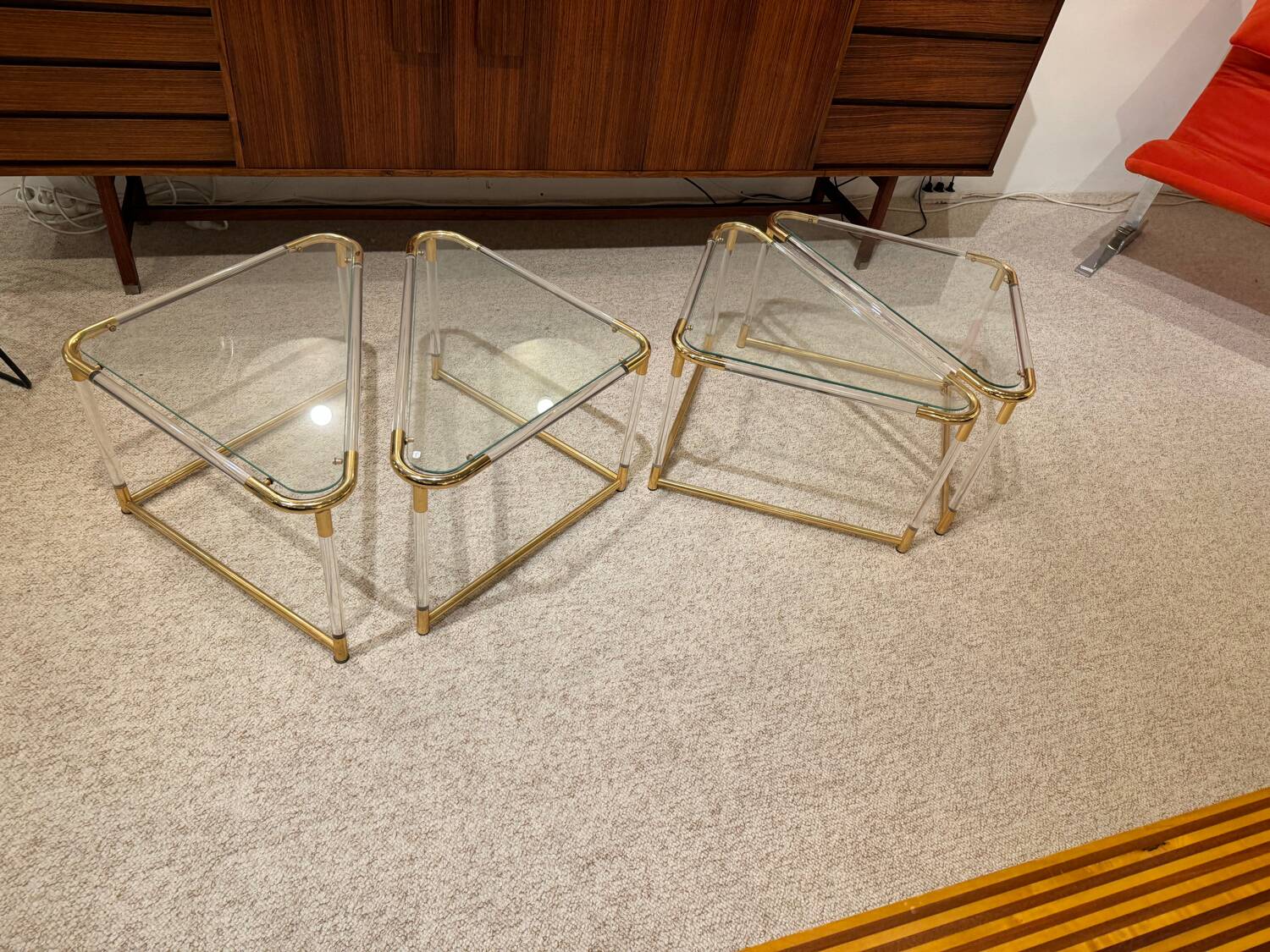 Coffee table and its 4 associated nesting tables in plexiglass and gold metal