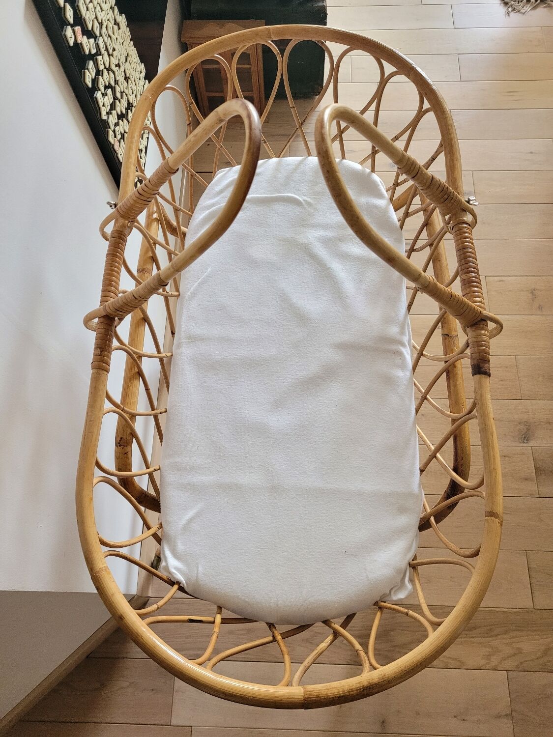 Rattan bassinet with support