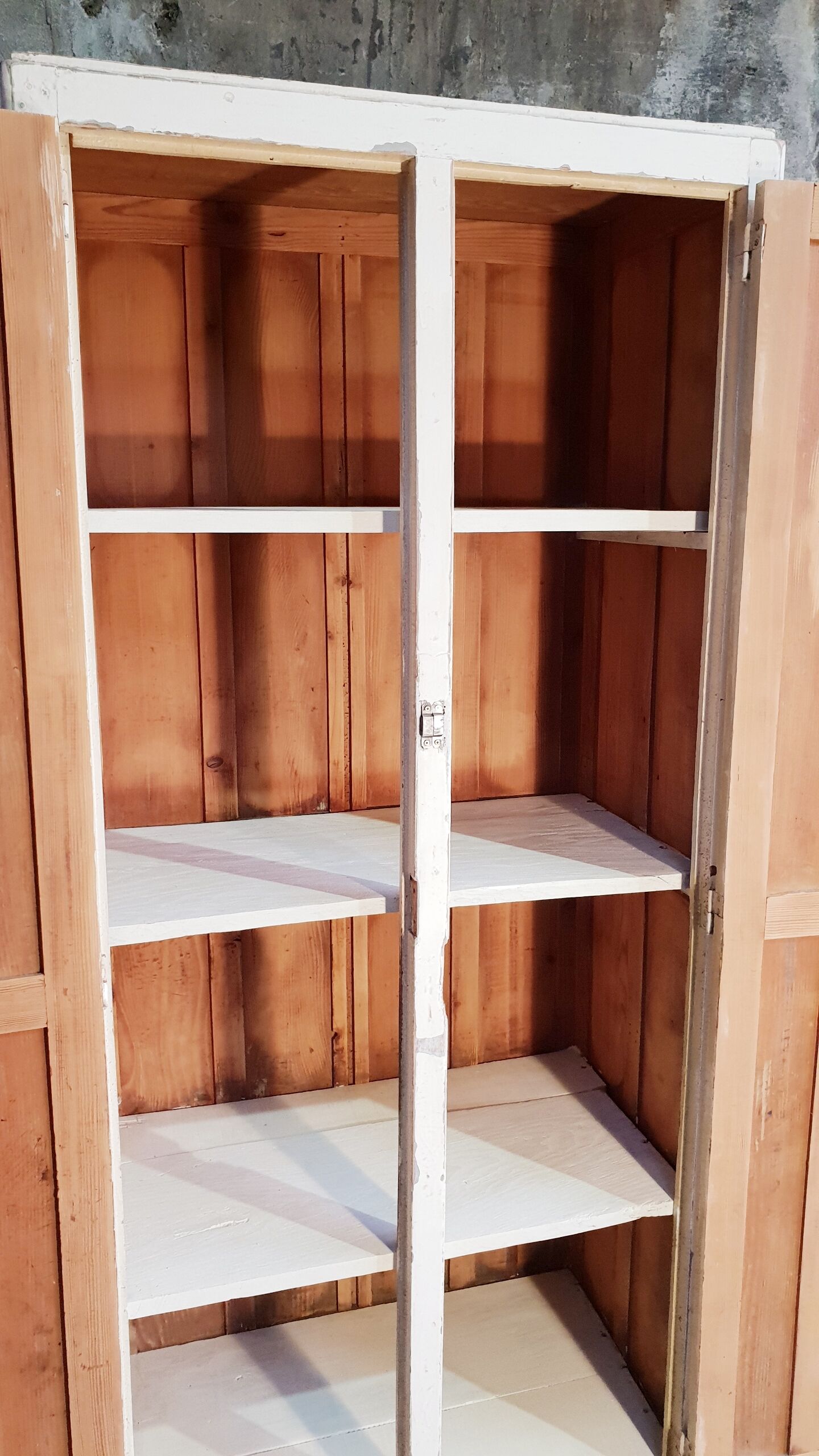 Armoire vintage