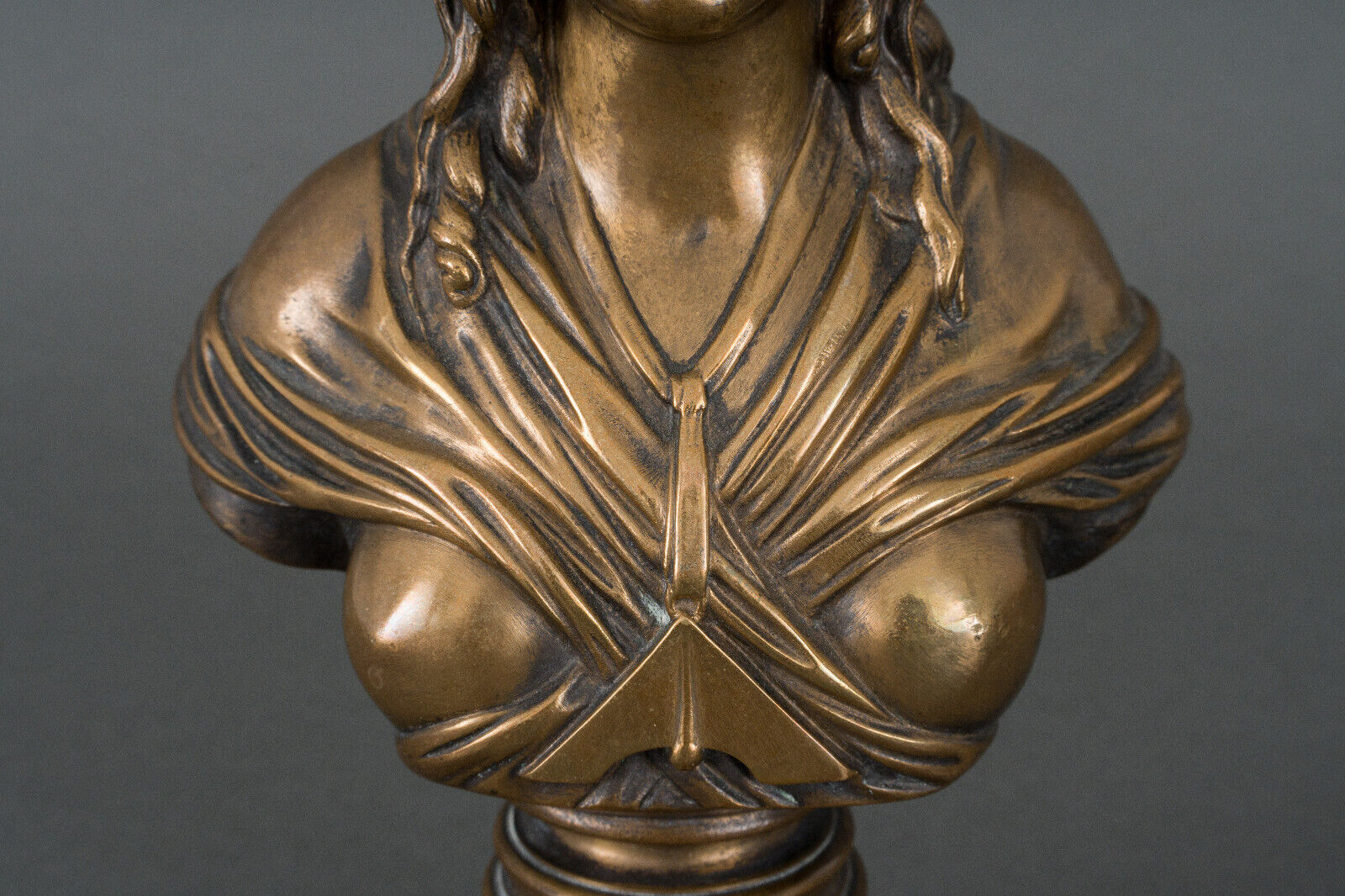 Bronze bust on shower stand XIXth representing Marianne Brown patina