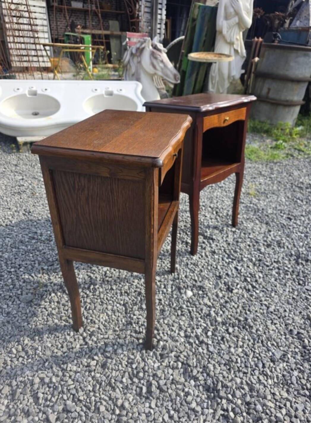 Paire de tables de chevet style Louis XV en chêne