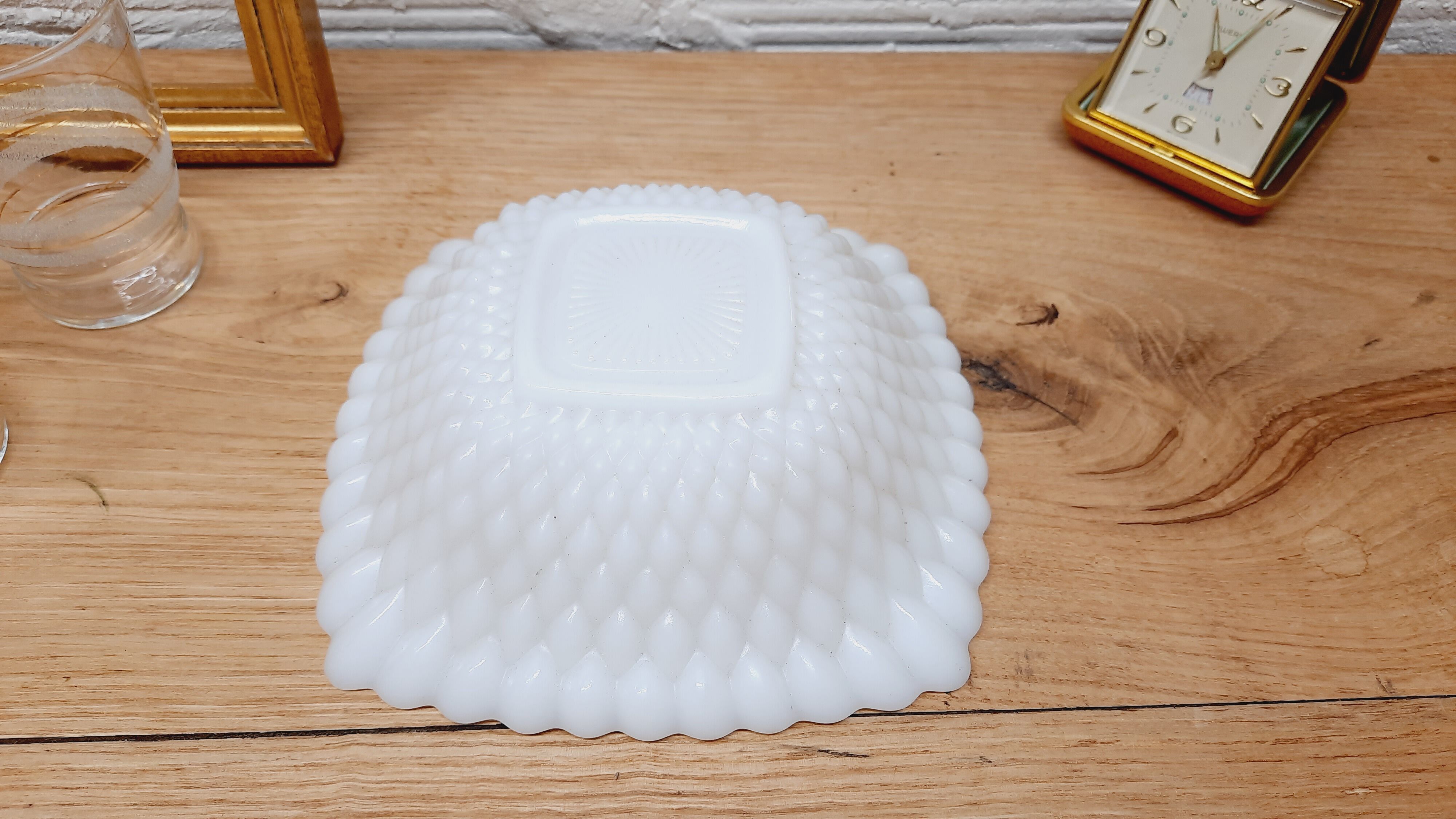 Empty white opaline pocket