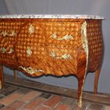 Commode de style Louis XV en marqueterie de cube