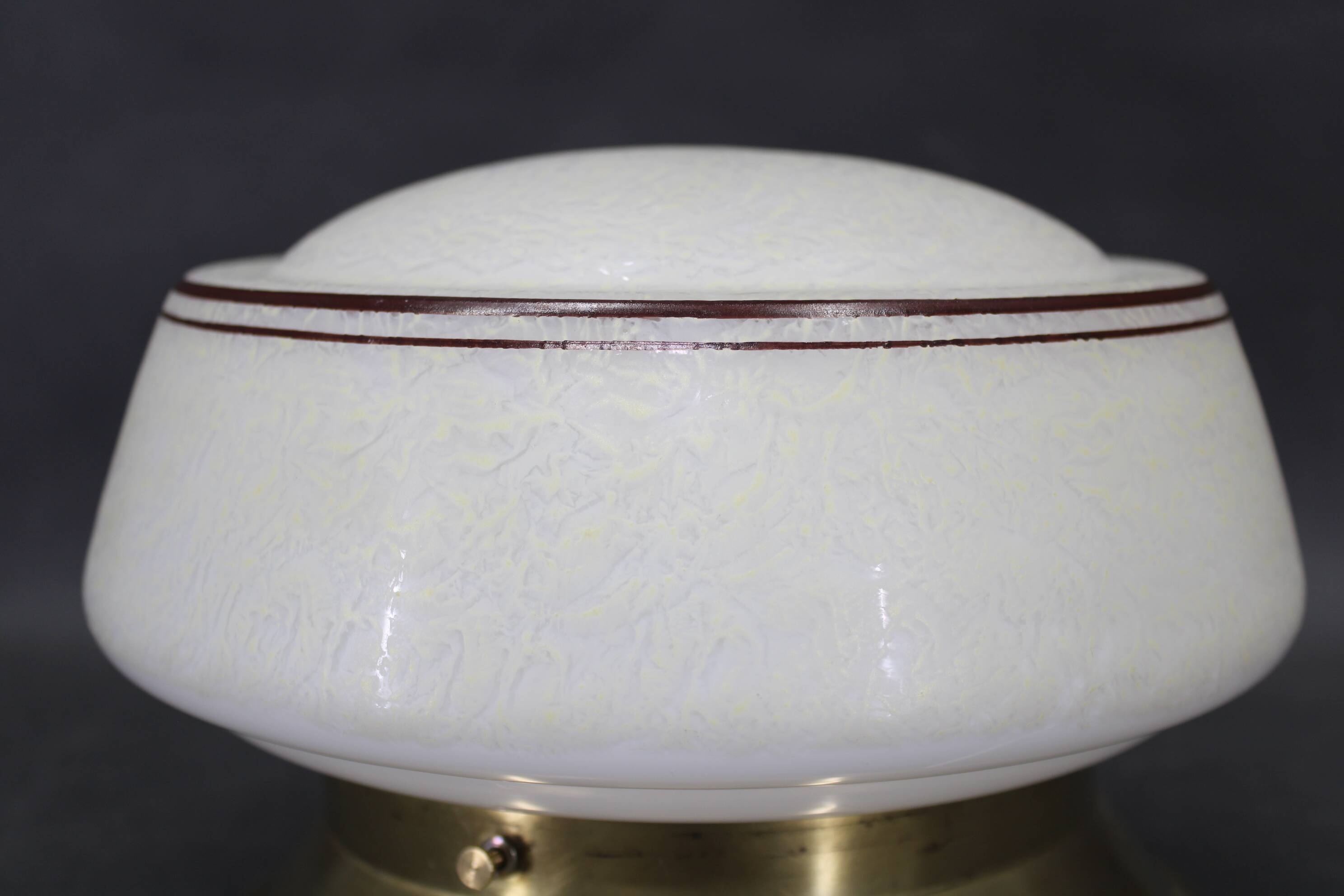 Plafonnier Art Déco en laiton des années 1930 avec abat-jour en verre opalin, Tchécoslovaquie, Res