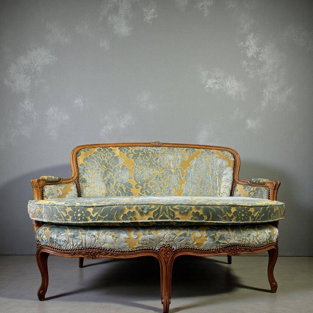 Vintage baroque two-seater canapé