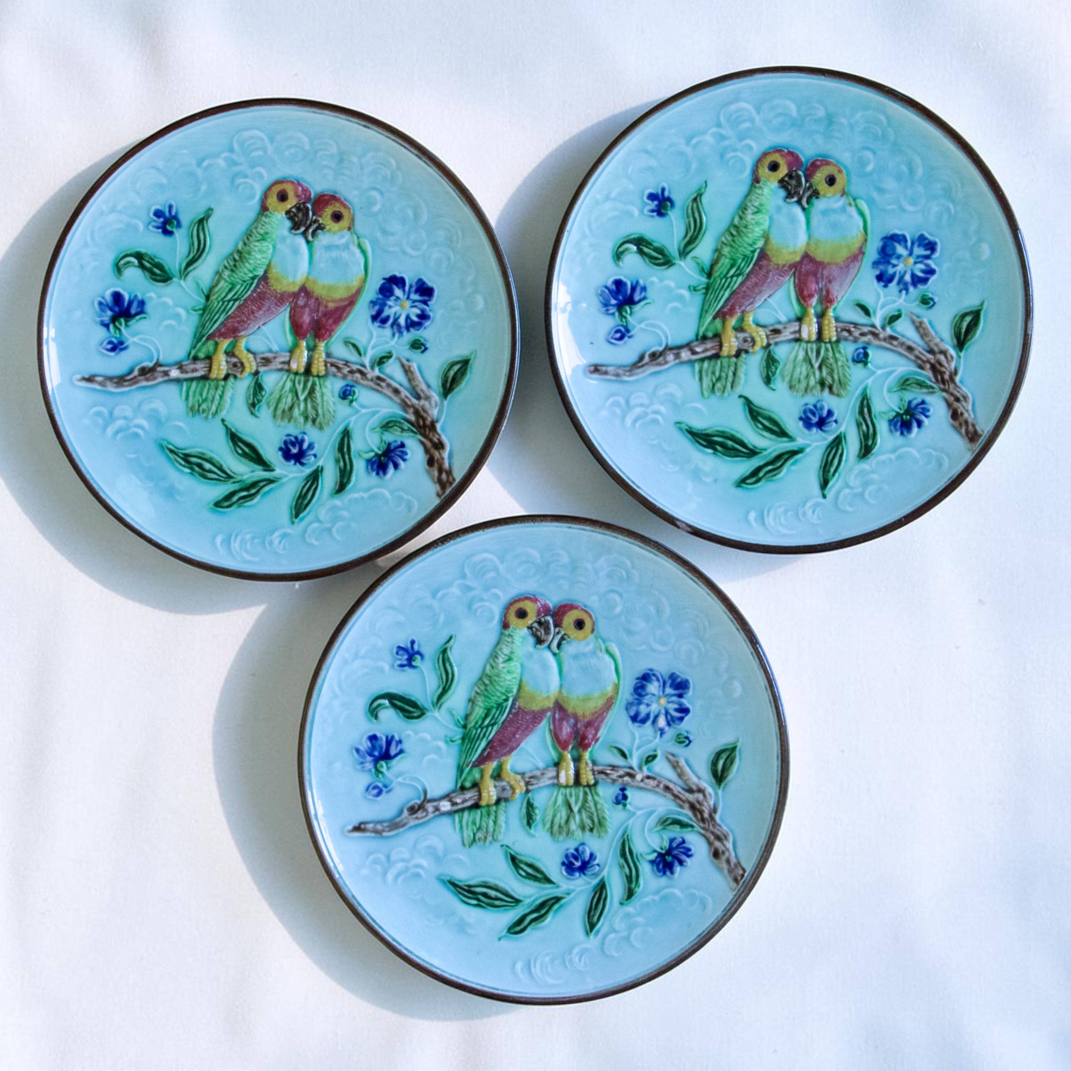 Rare trio d'assiettes en barbotine perruches