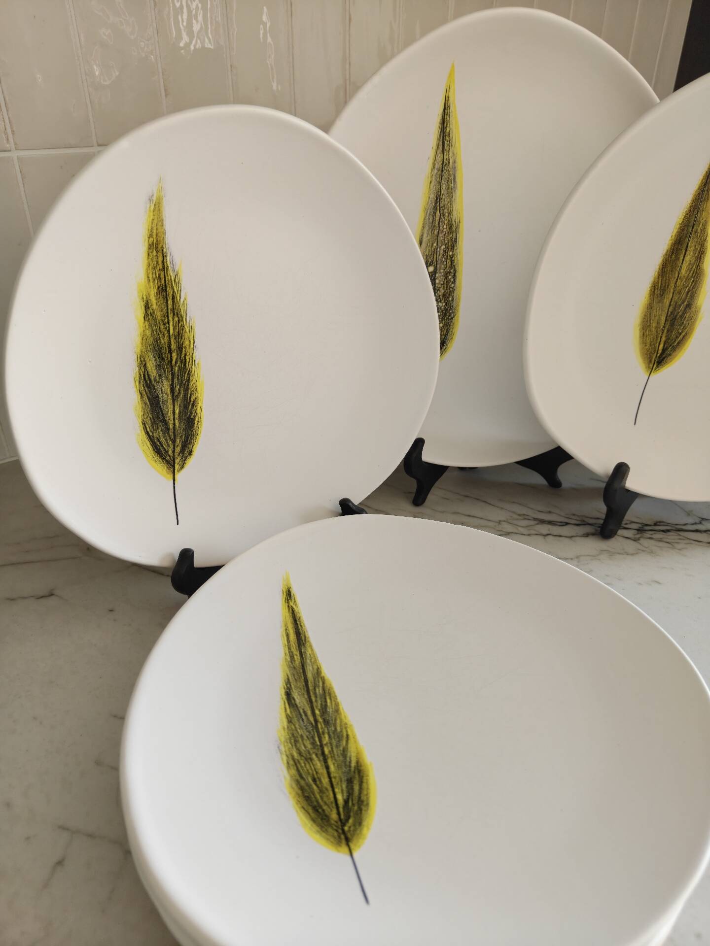Set of 6 plates and 2 dishes.
