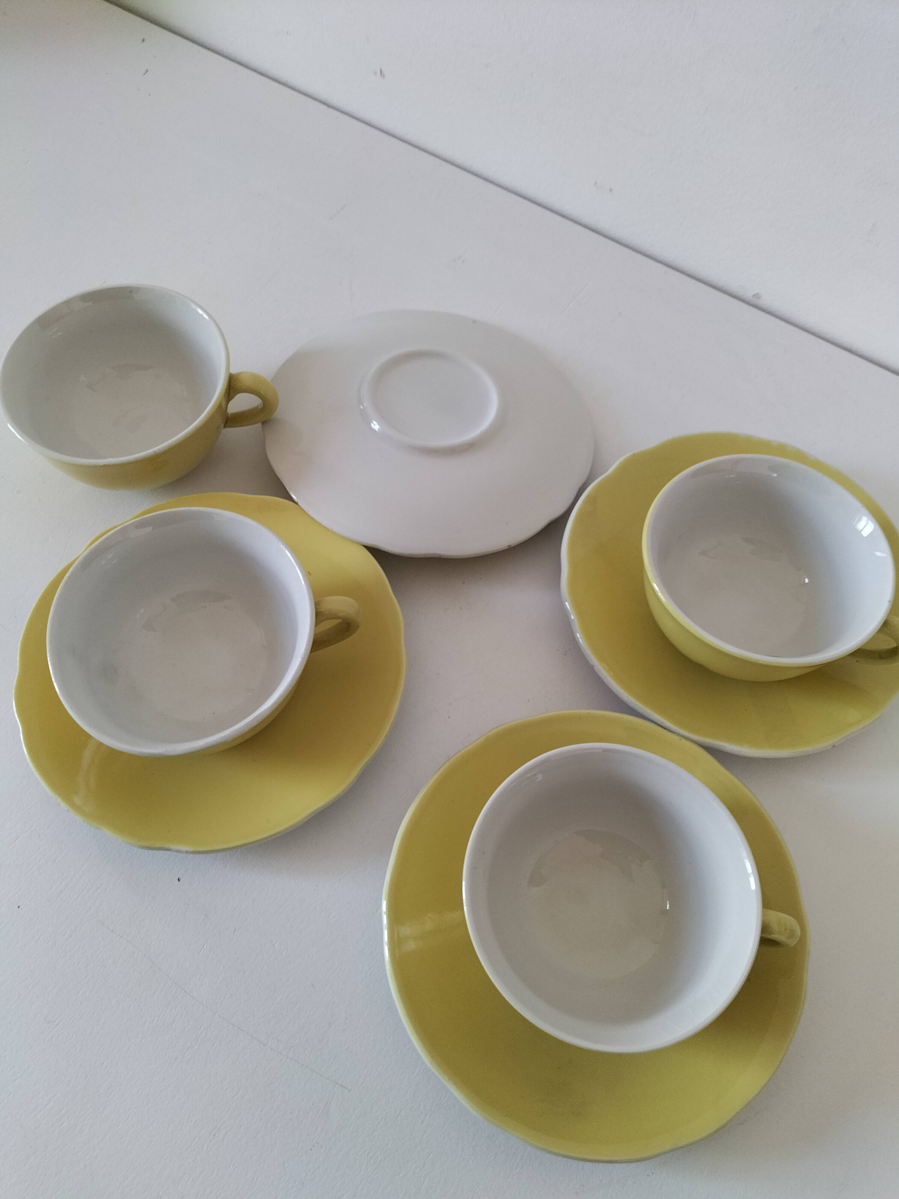 Ensemble tasses et soucoupes vintage en céramique jaune