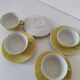 Ensemble tasses et soucoupes vintage en céramique jaune