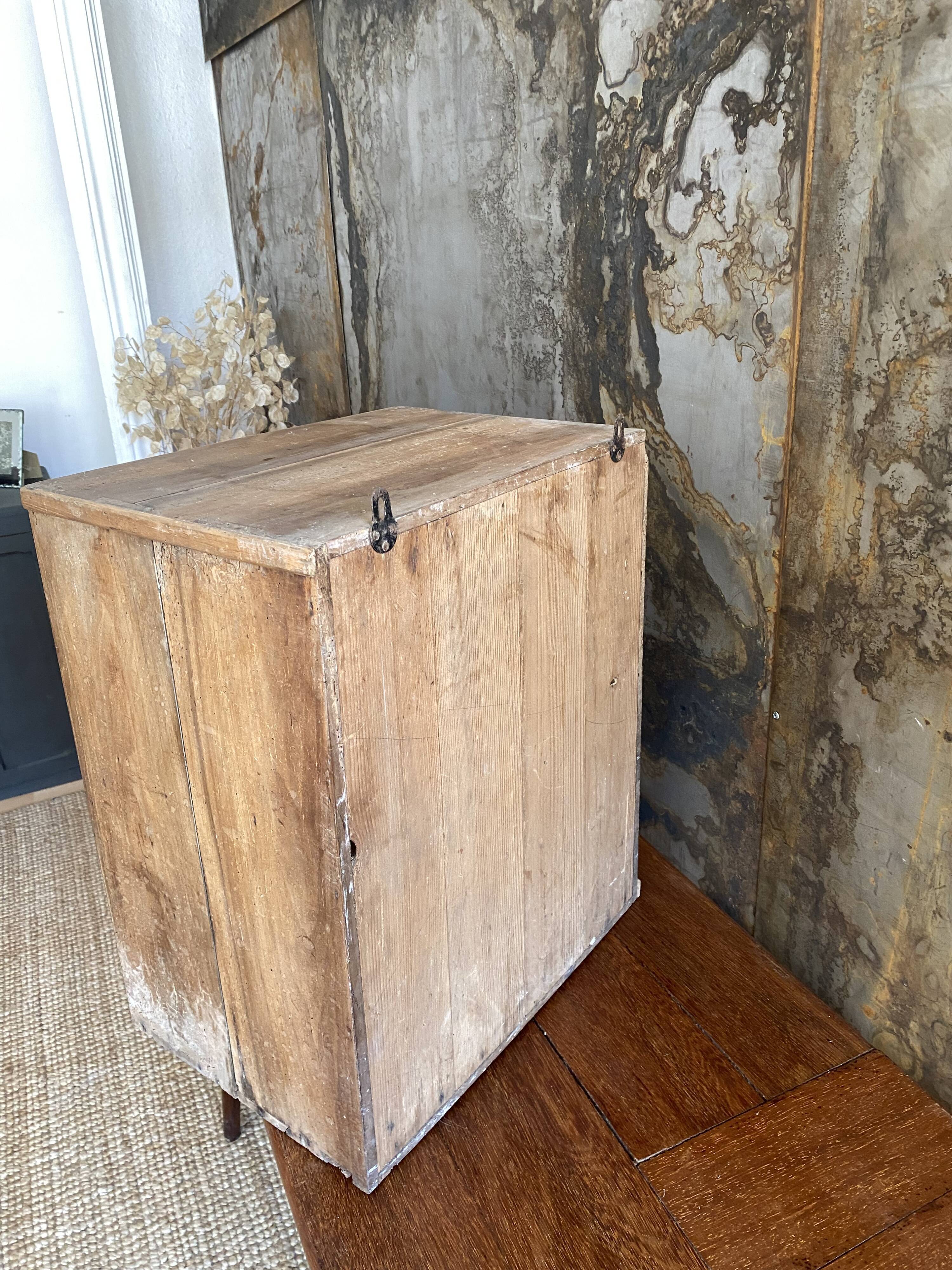 Armoirette murale en bois brut