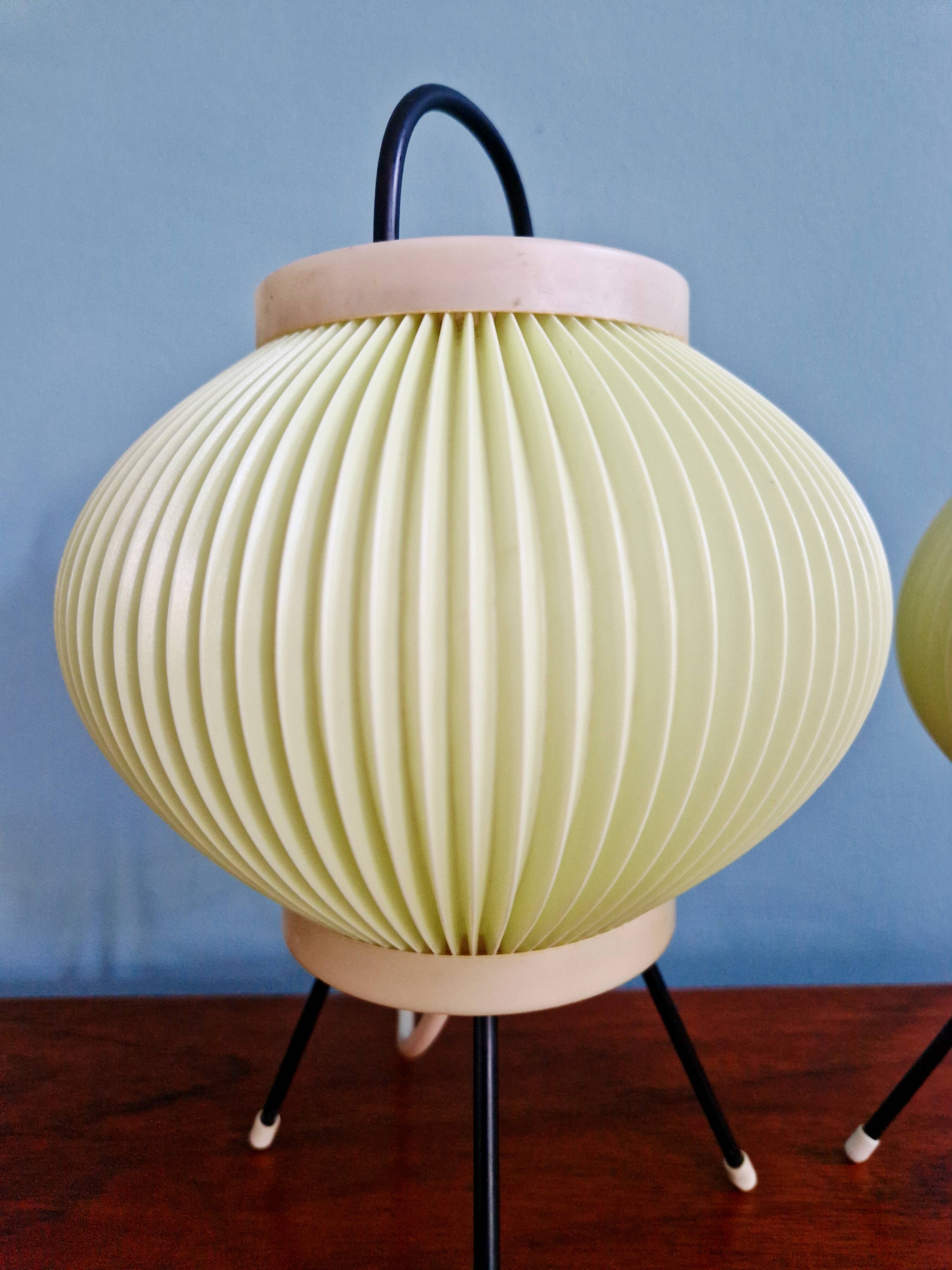 Paire de lampes tripode en celluloïd plissé vert pâle, 1960