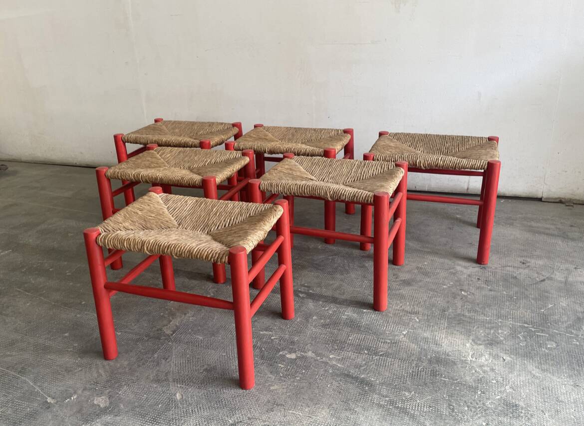 Set de 6 tabourets en pin massif et jonc. Espagne, années 1970.
