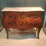 Commode en marquetterie de style Louis XV