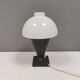 Petite lampe de table élégante avec perforations et abat-jour en verre opale blanc laiteux
