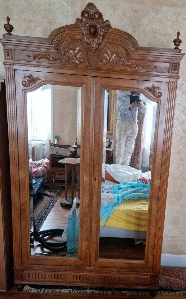 Grande armoire ancienne style Henri II en chêne et noyer miroirs biseautés