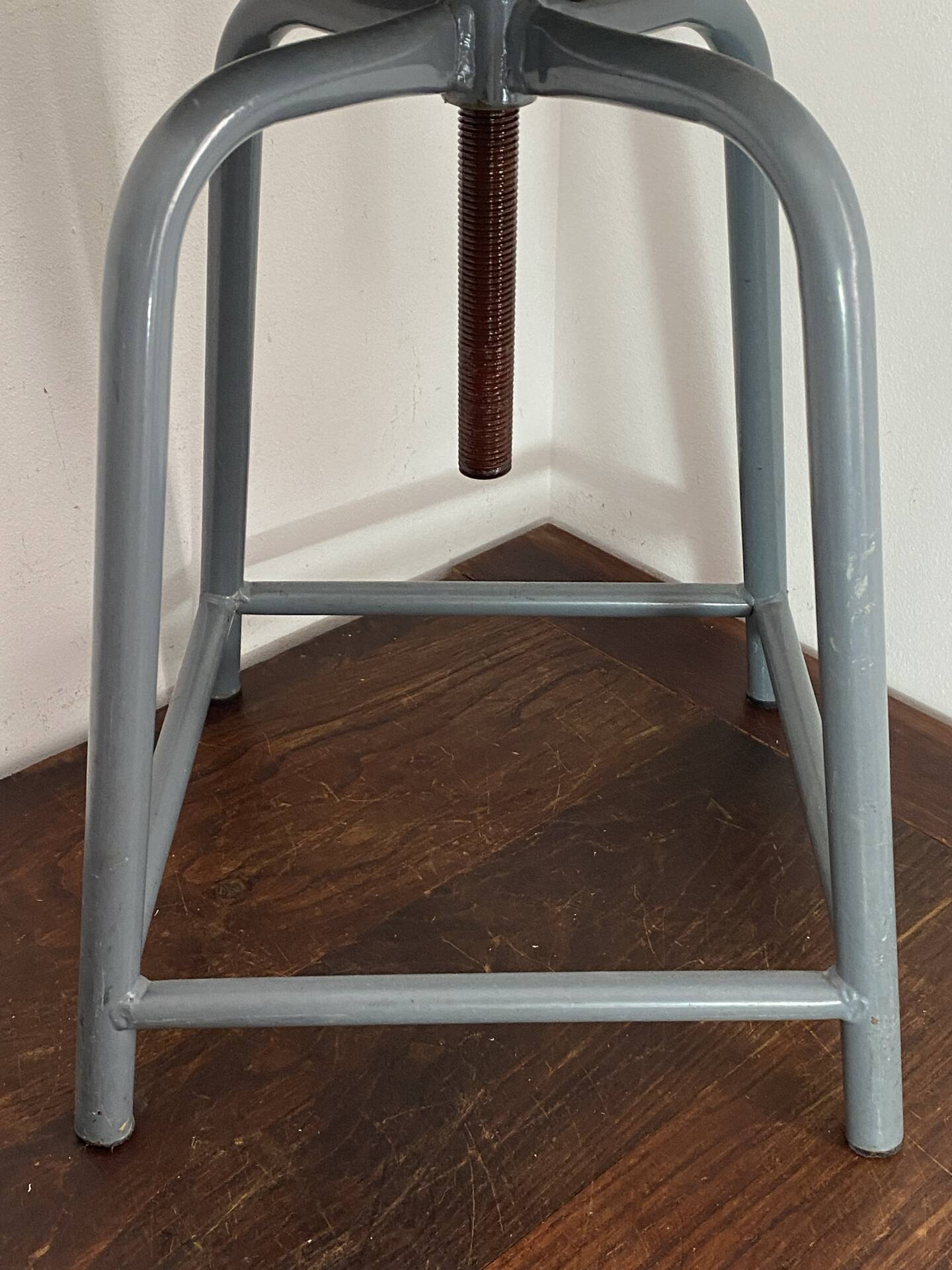 Tabouret d'atelier en métal et bois réglable en hauteur