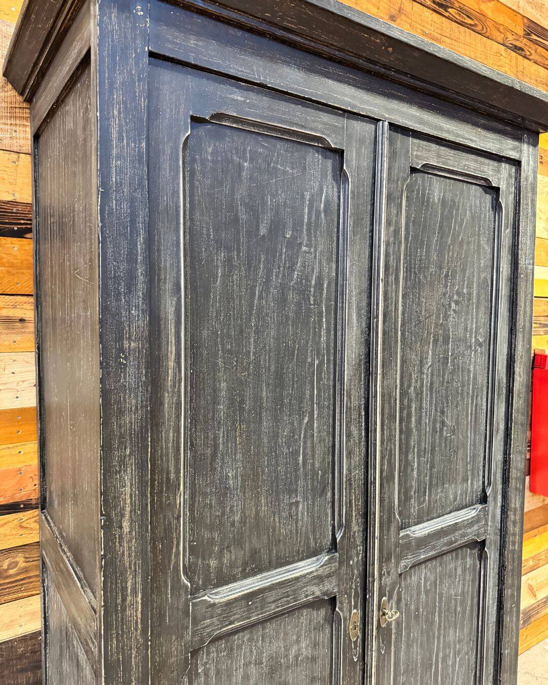 Ancienne armoire Parisienne relookée