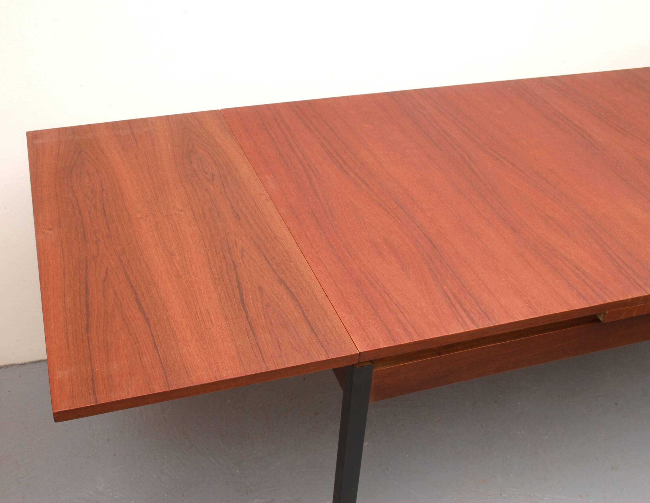 Table à manger extensible des années 60 en teck et métal