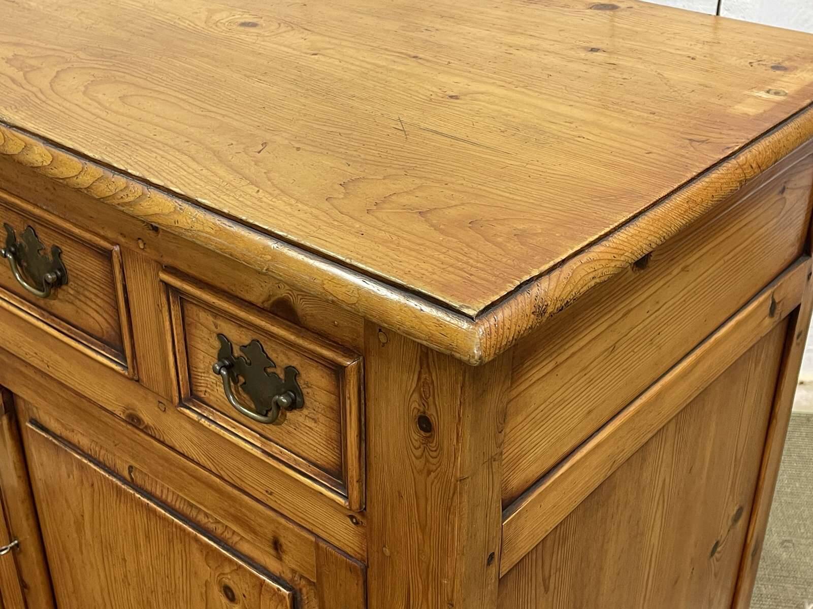 Buffet anglais en sapin des années 1950