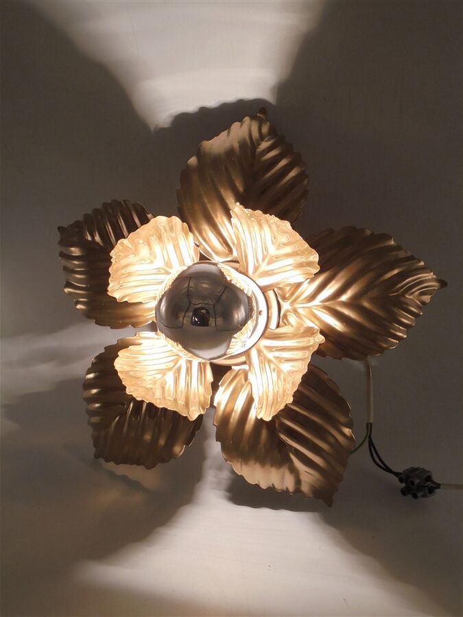 Golden flower wall lamp