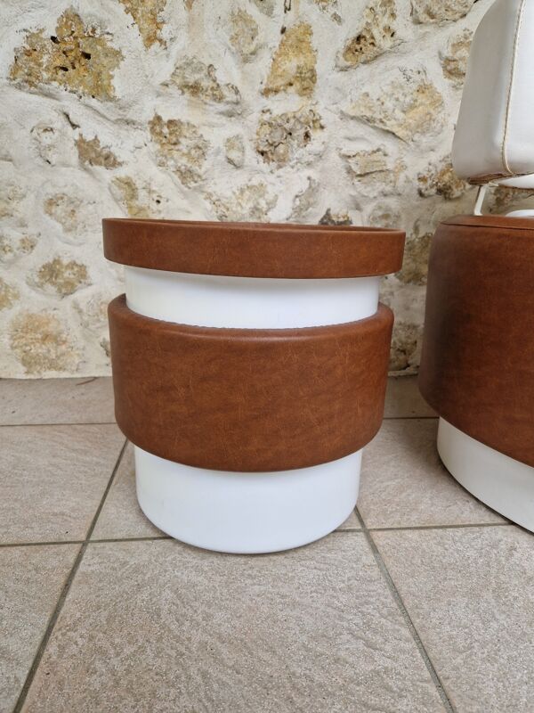 Fauteuil tonneau + 2 poufs Selac années 70 skaï cognac et blanc