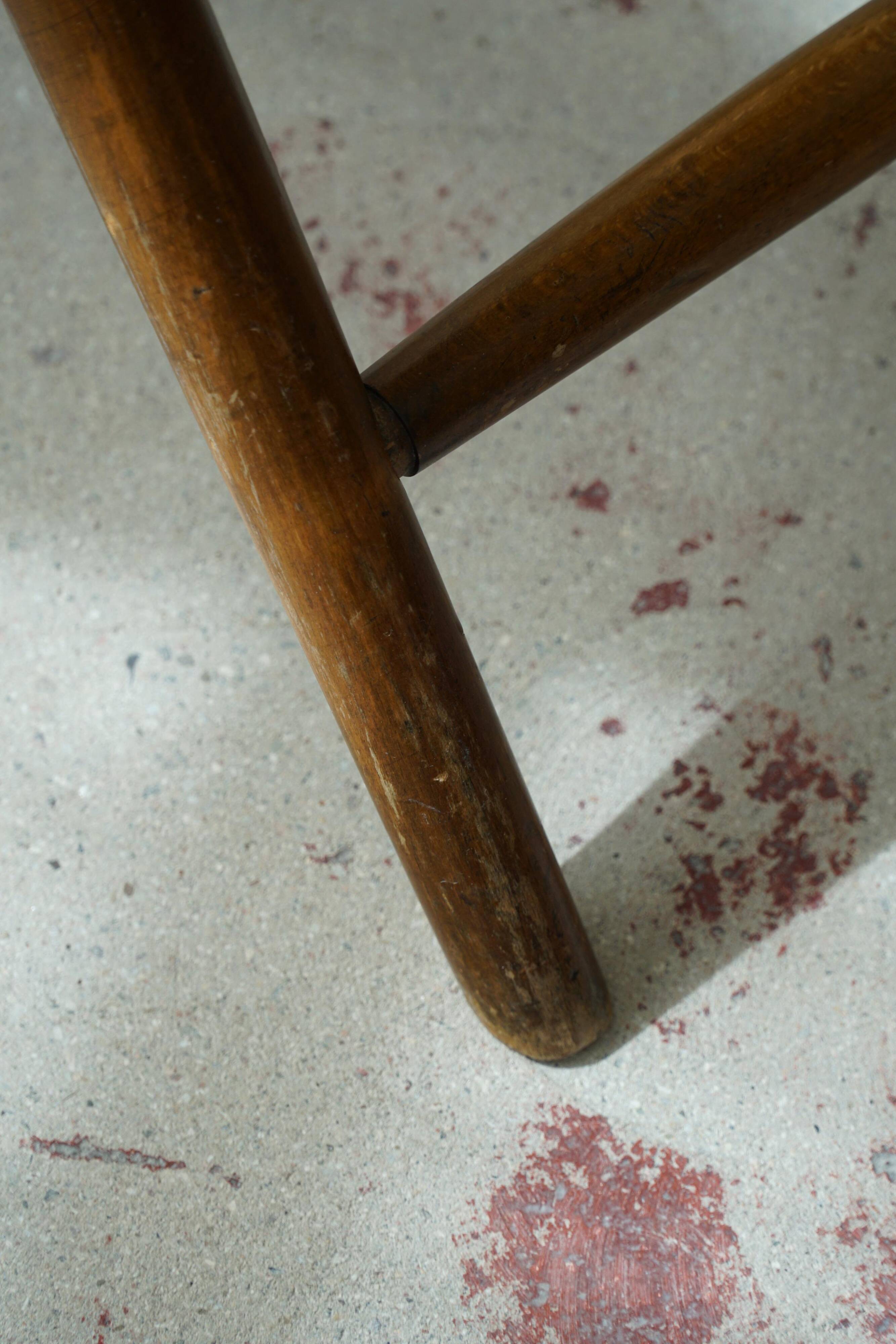 Tabouret pliant, retapissé en peau de mouton à poils longs, style mi-siècle moderne, années 1950