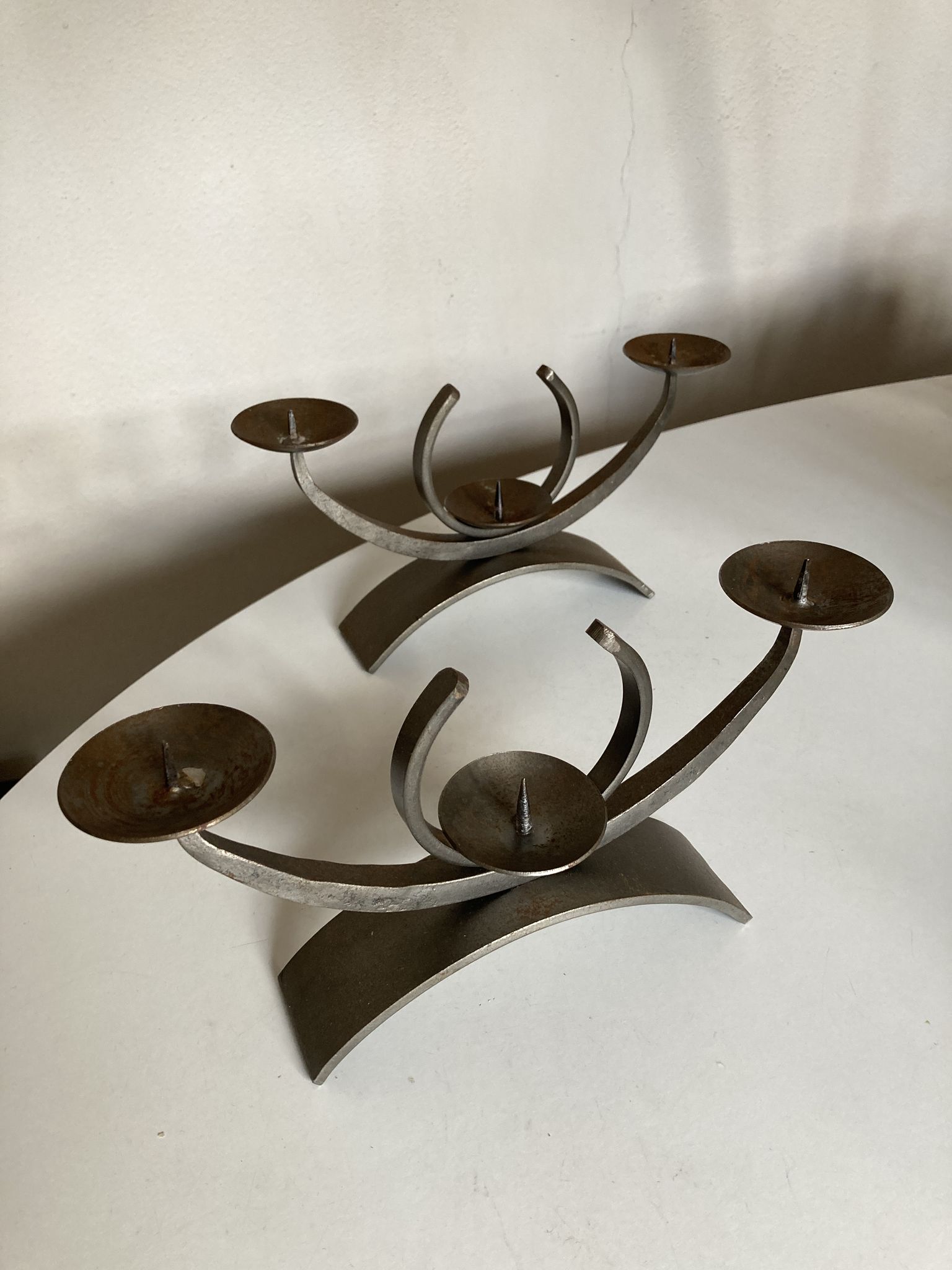 Paire de bougeoirs modernistes en fer battu 1970