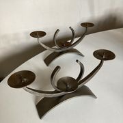 Paire de bougeoirs modernistes en fer battu 1970