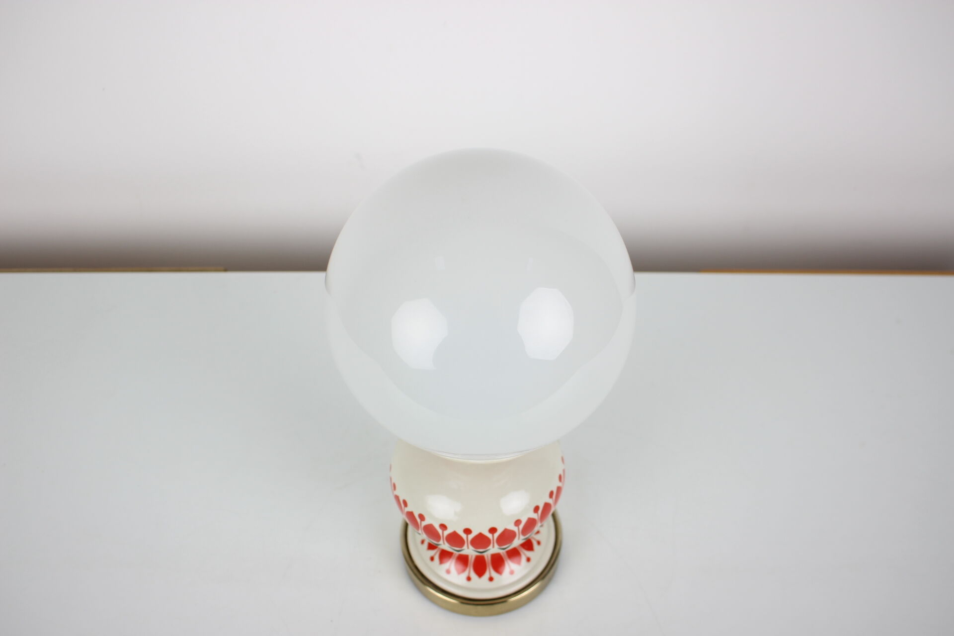 Lampe de table en porcelaine du milieu du siècle, années 1960.