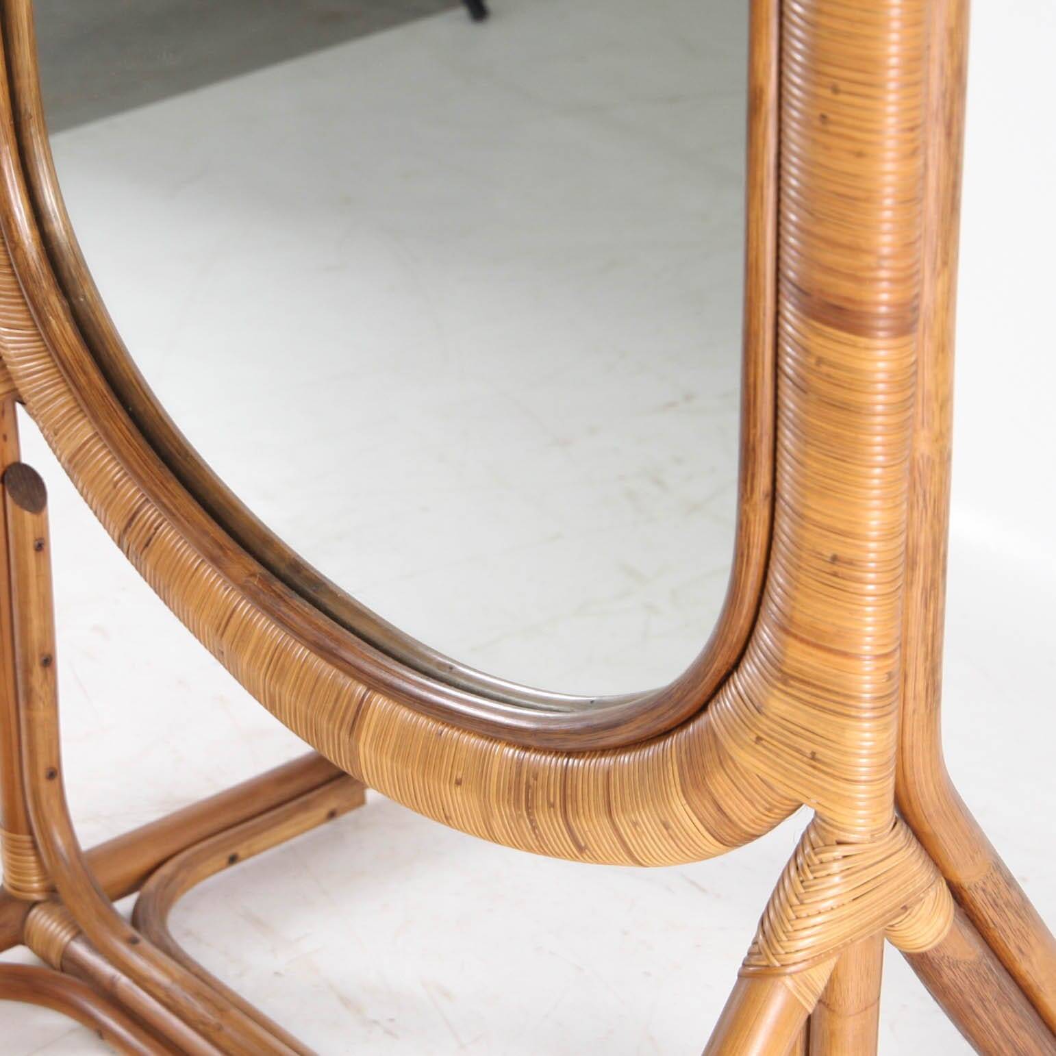 Grand miroir sur pied en rotin