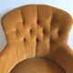 Fauteuil crapaud capitonné en velours jaune