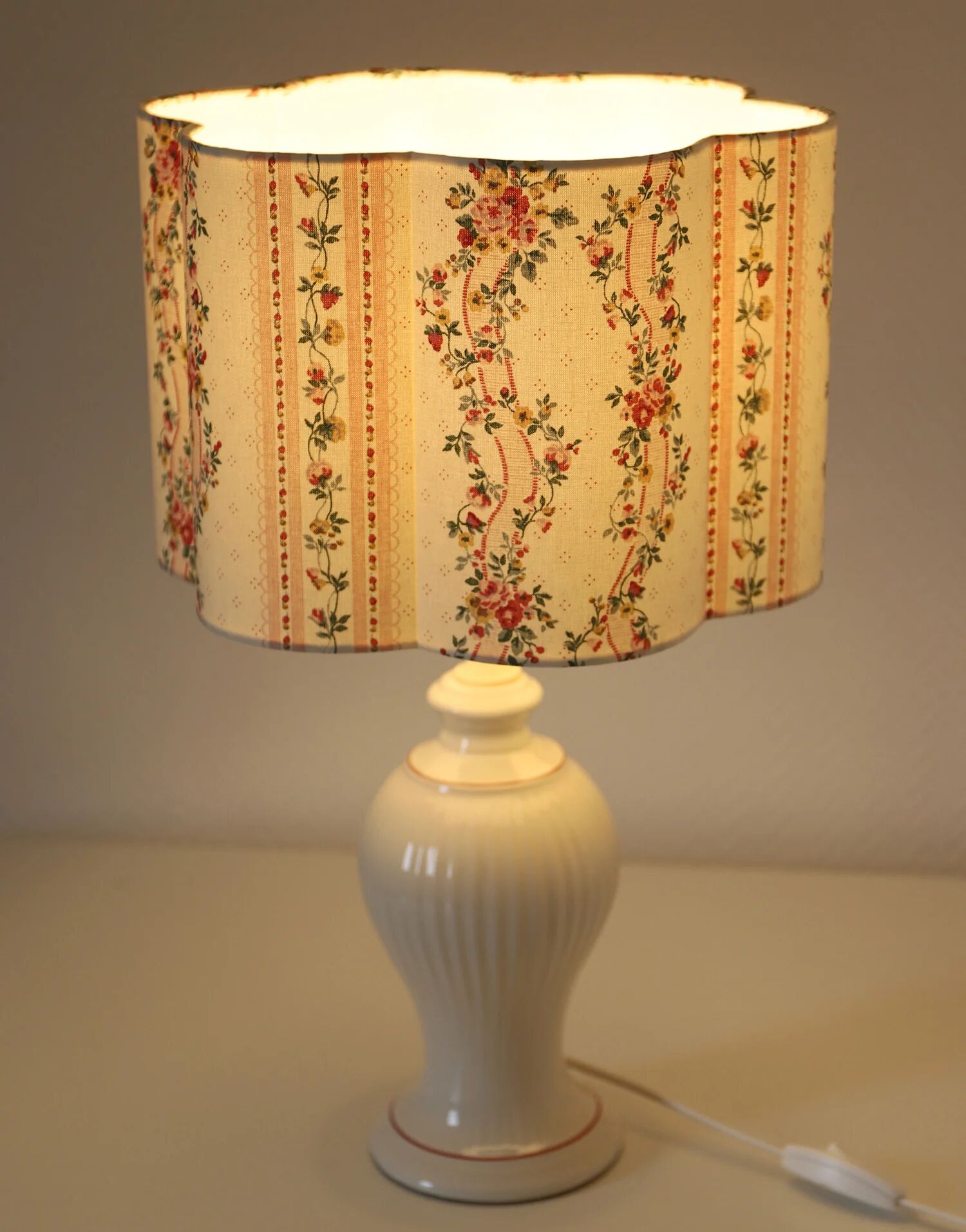 Vintage table lamp "St Michael" – Ribbed ceramic and country print