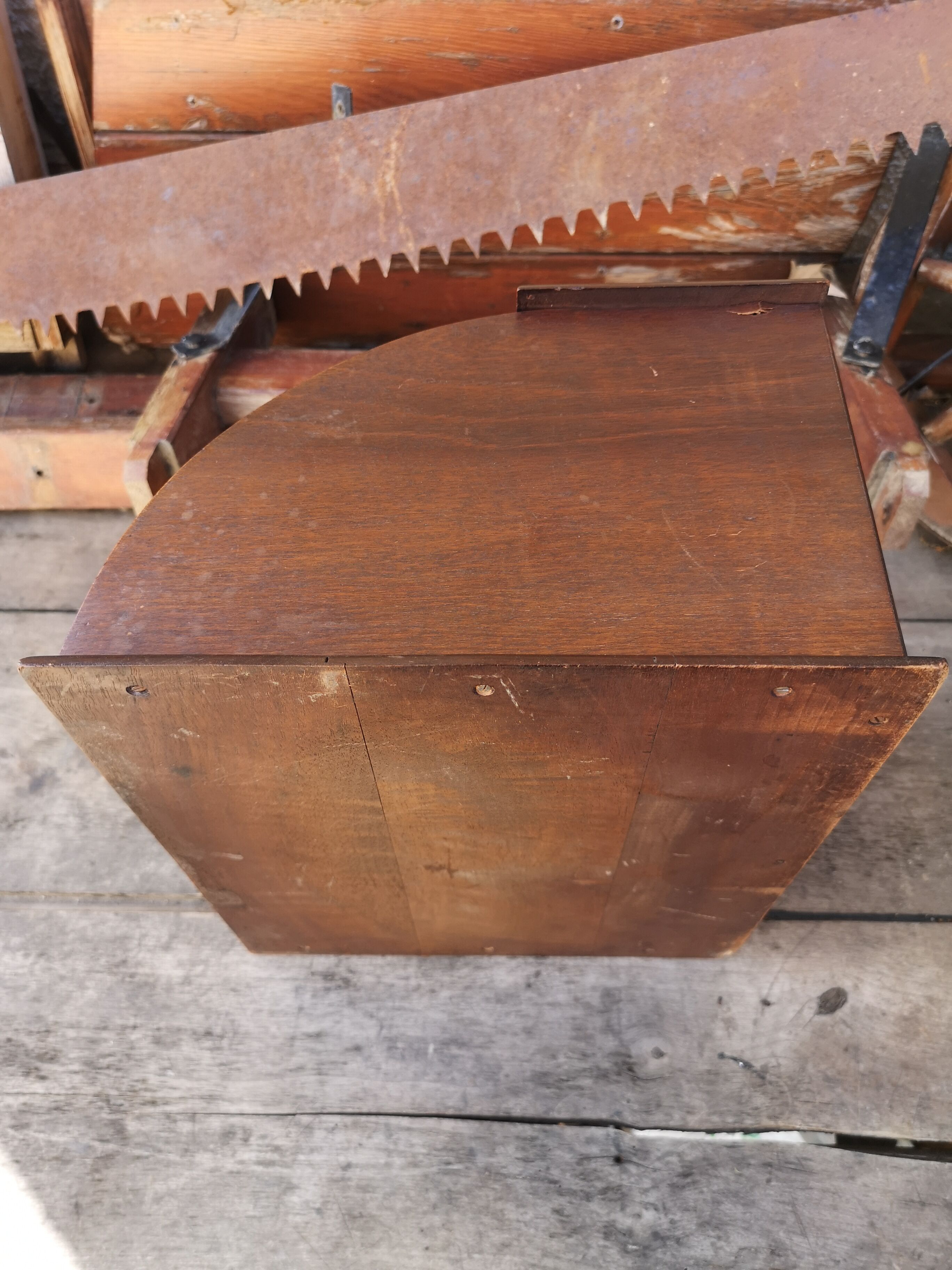 Curtain-closing office filing cabinet