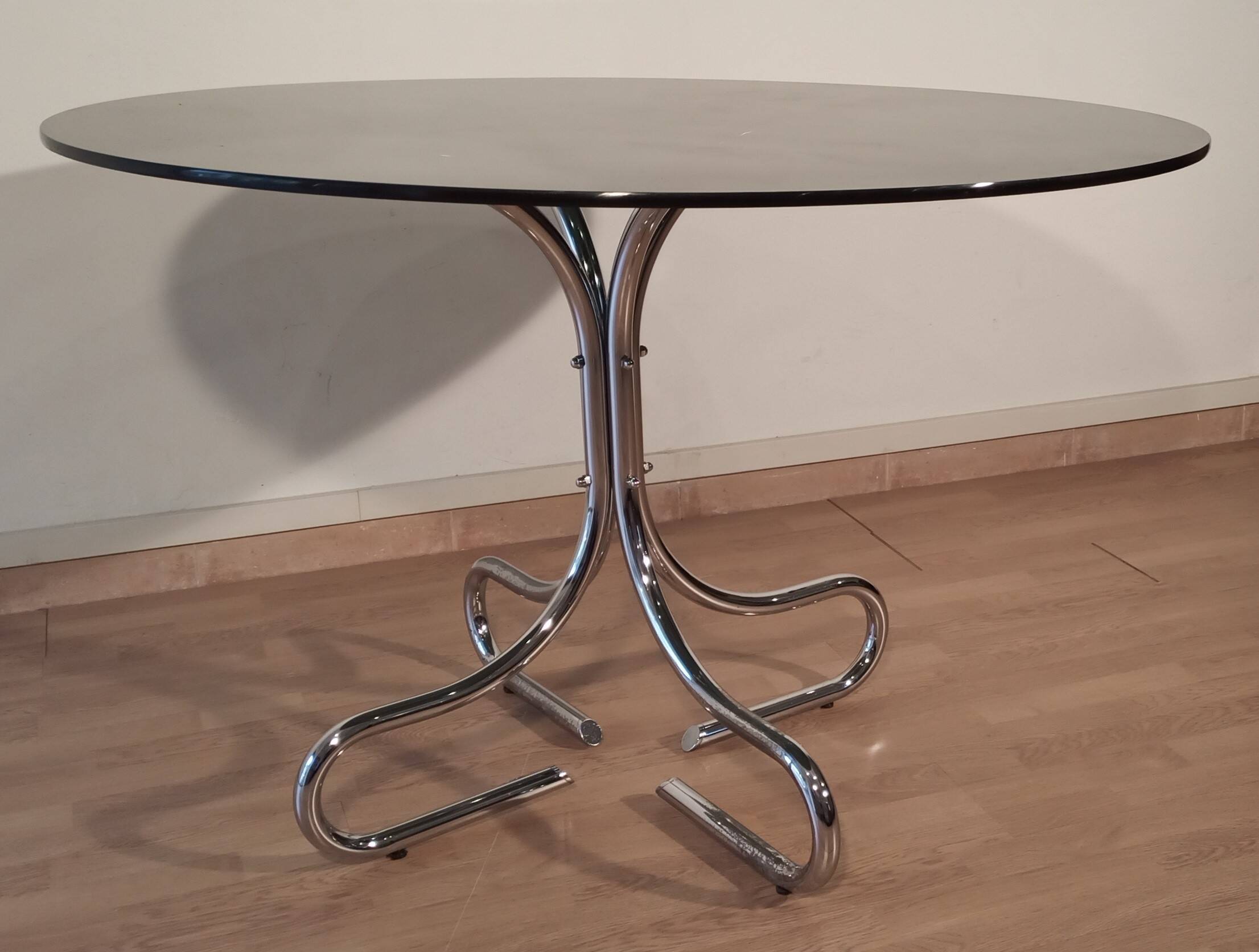 Table basse italienne du milieu du siècle en chrome et acier avec plateau rond en verre fumé, années 1960