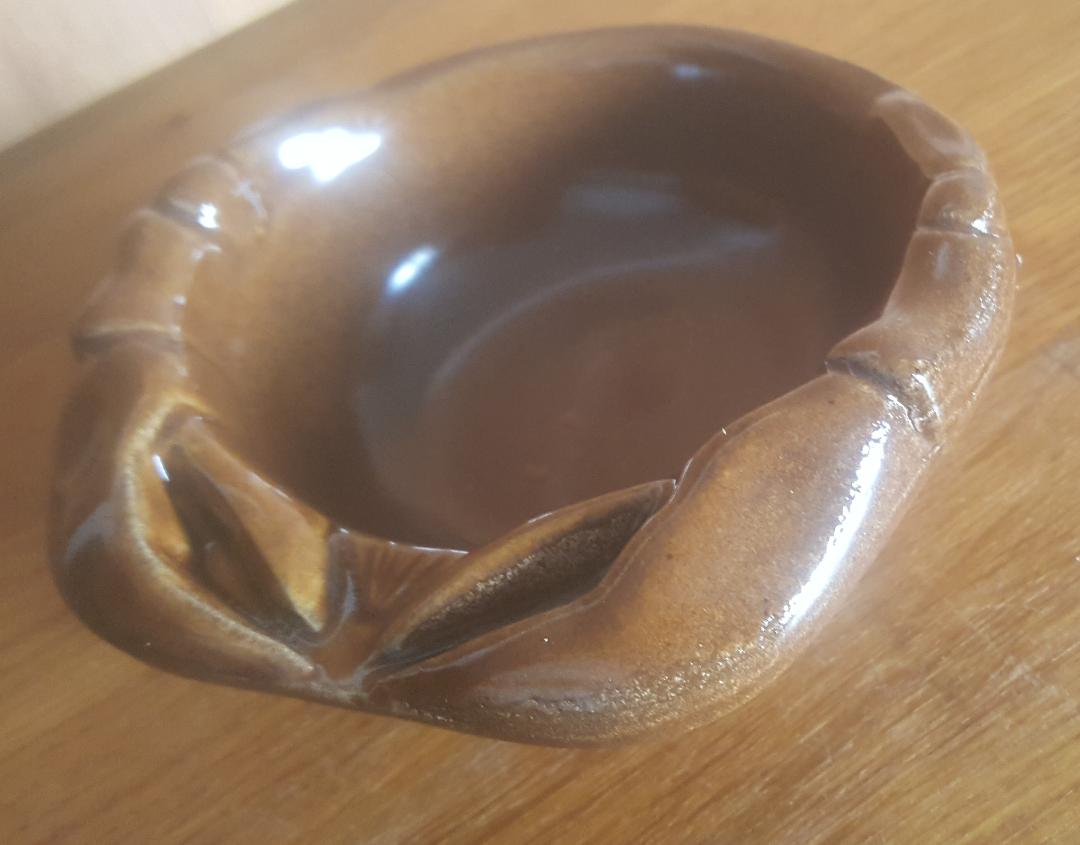 Vintage cup ceramic slurry brown crab claws