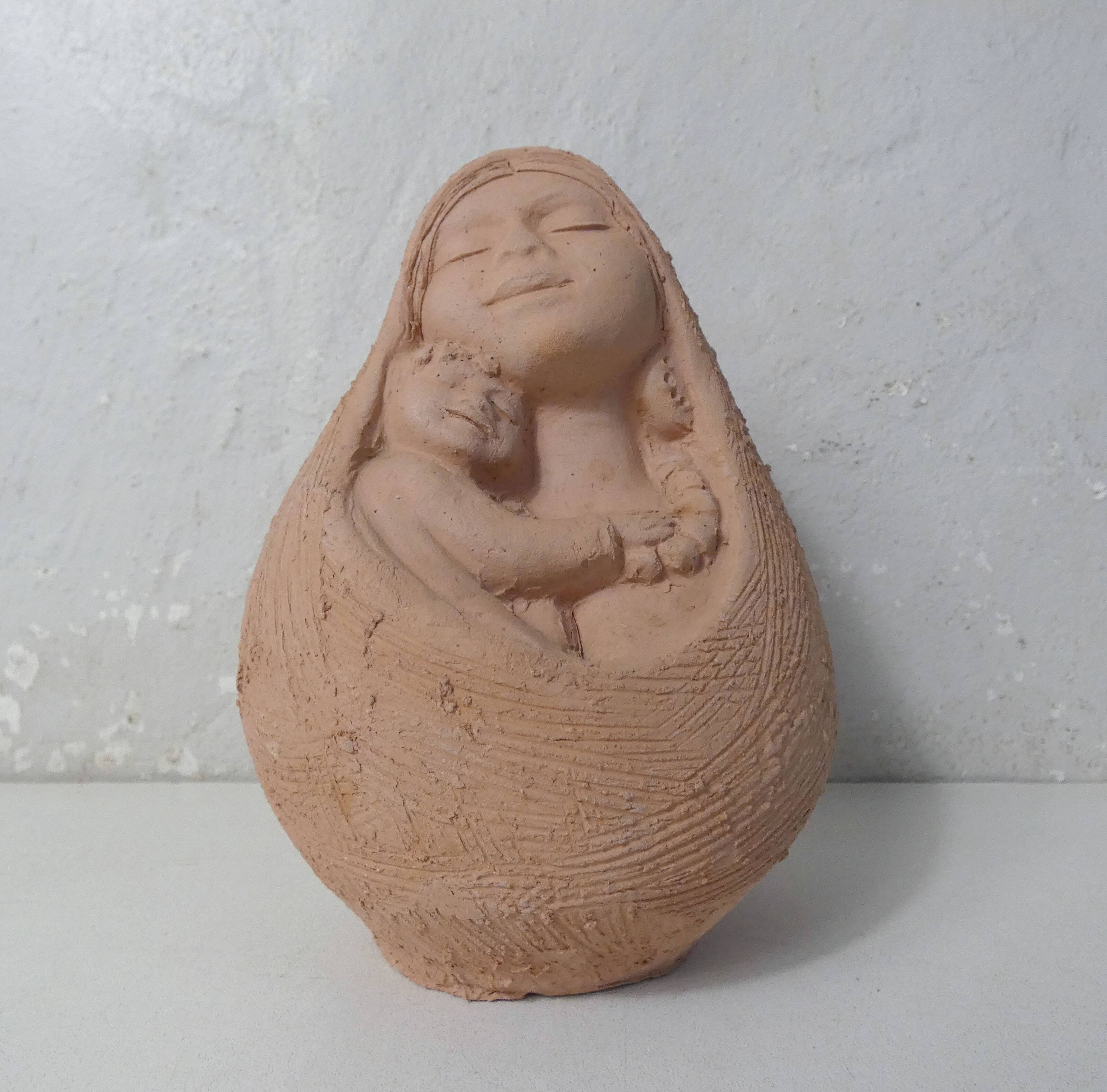 Sculpture mère à l'enfant en terre cuite