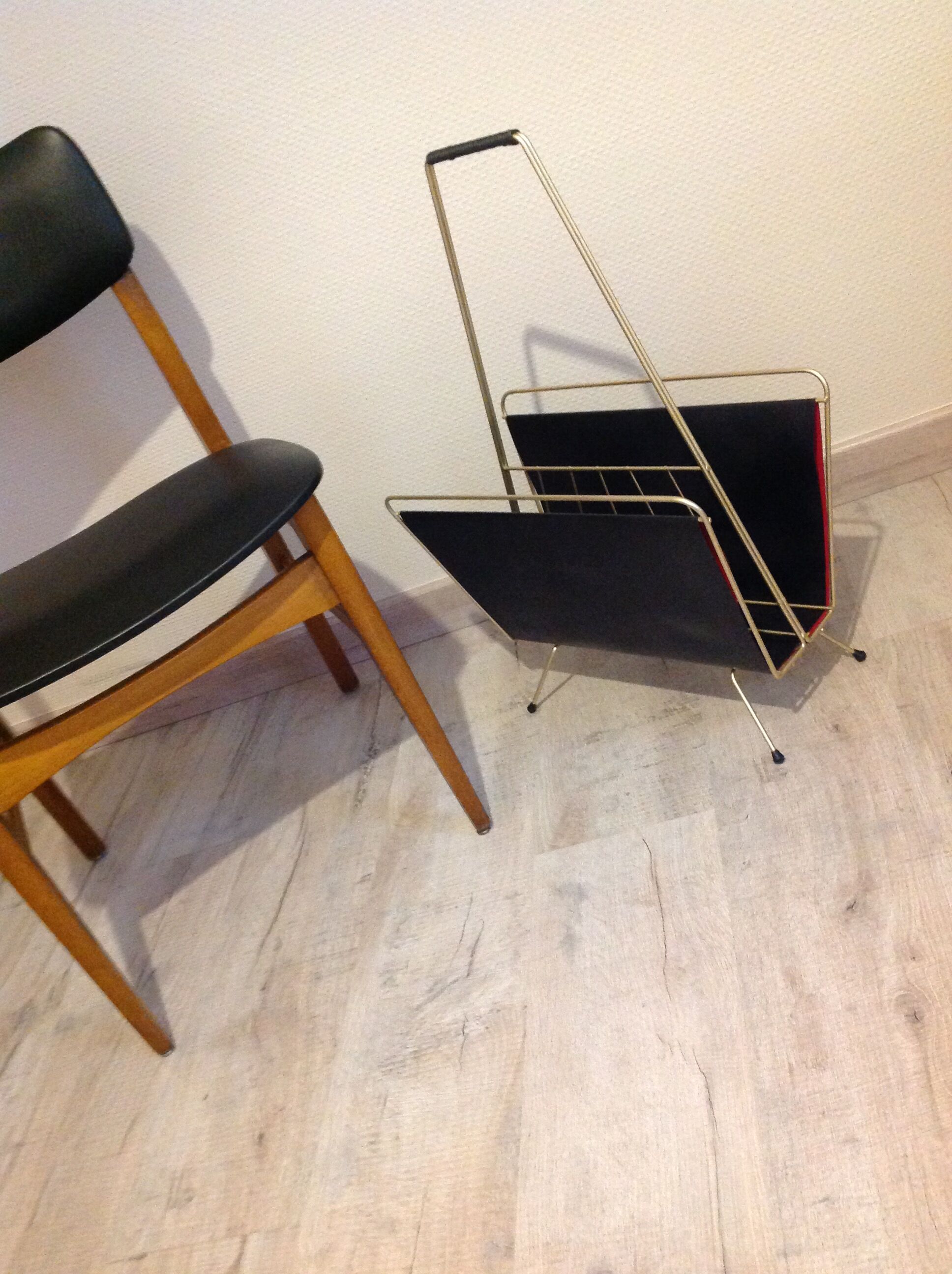 Magazine holder in gold metal and black / vintage dressing 60s-70s