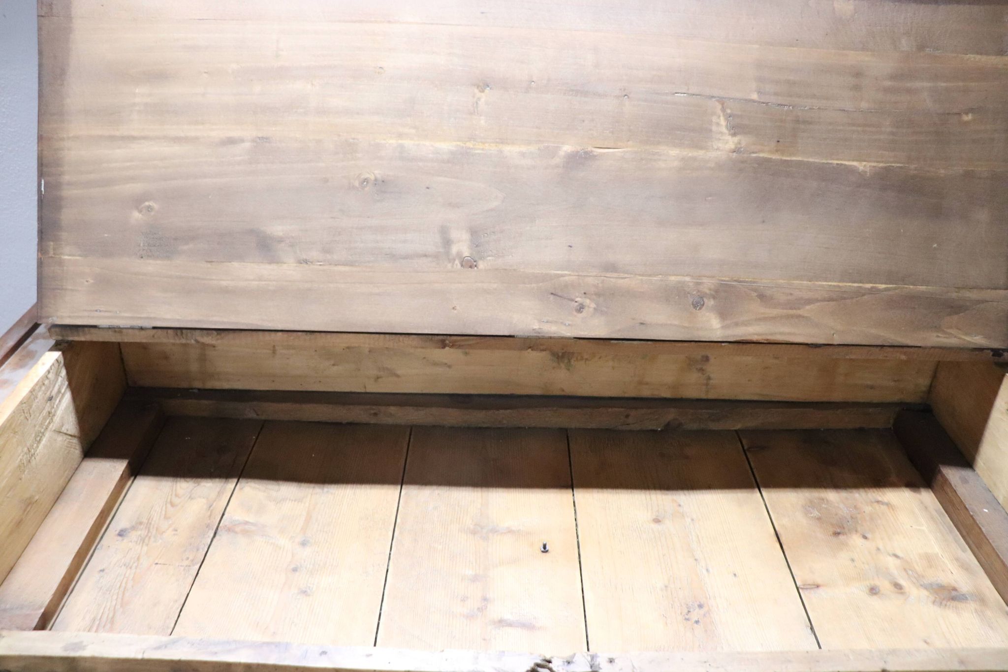 Armoire à Secret Du 17ème Siècle En Noyer