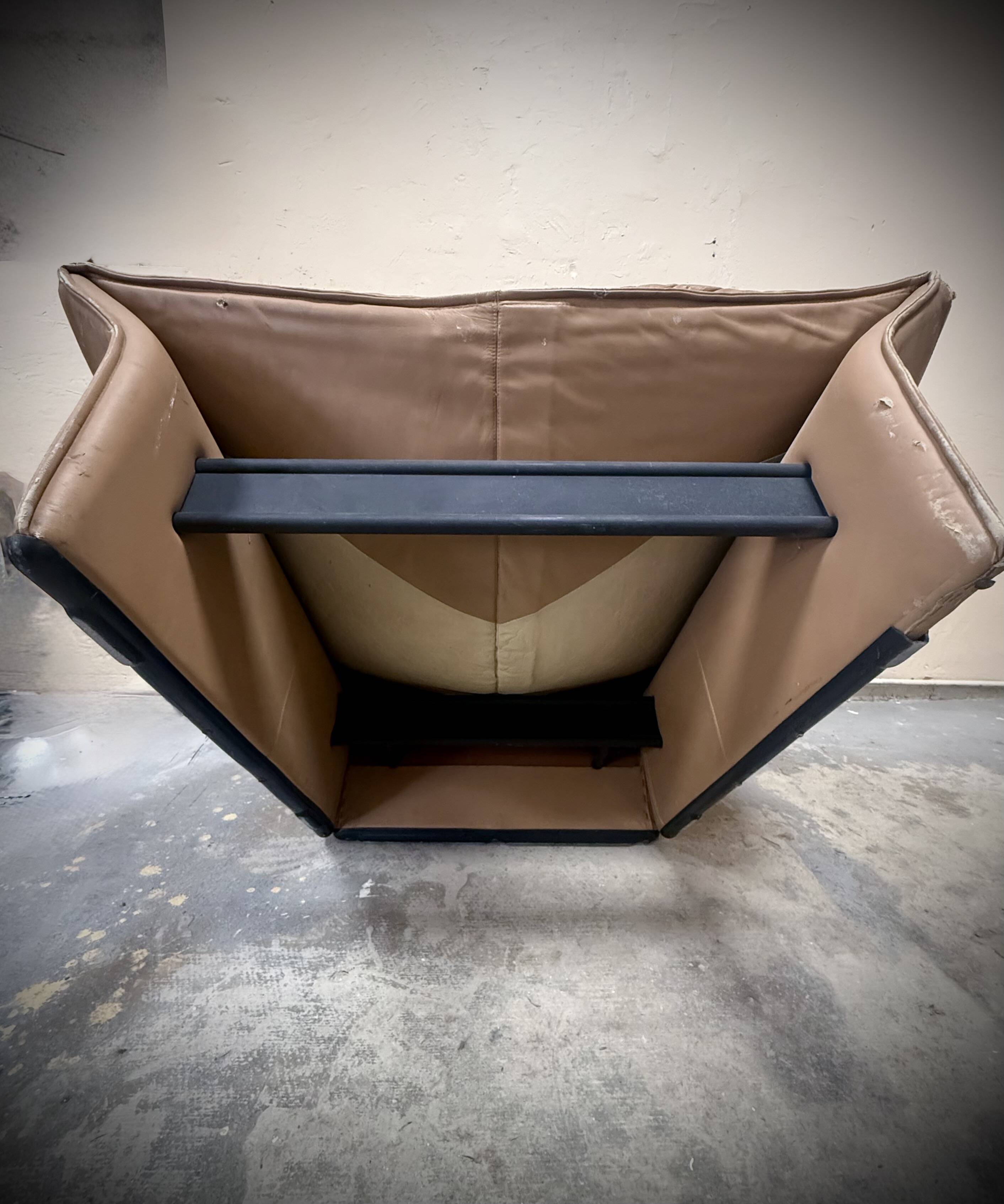 Pair of Gianni Pareschi lounge chairs for Busnelli, vintage leather from the 1970s.