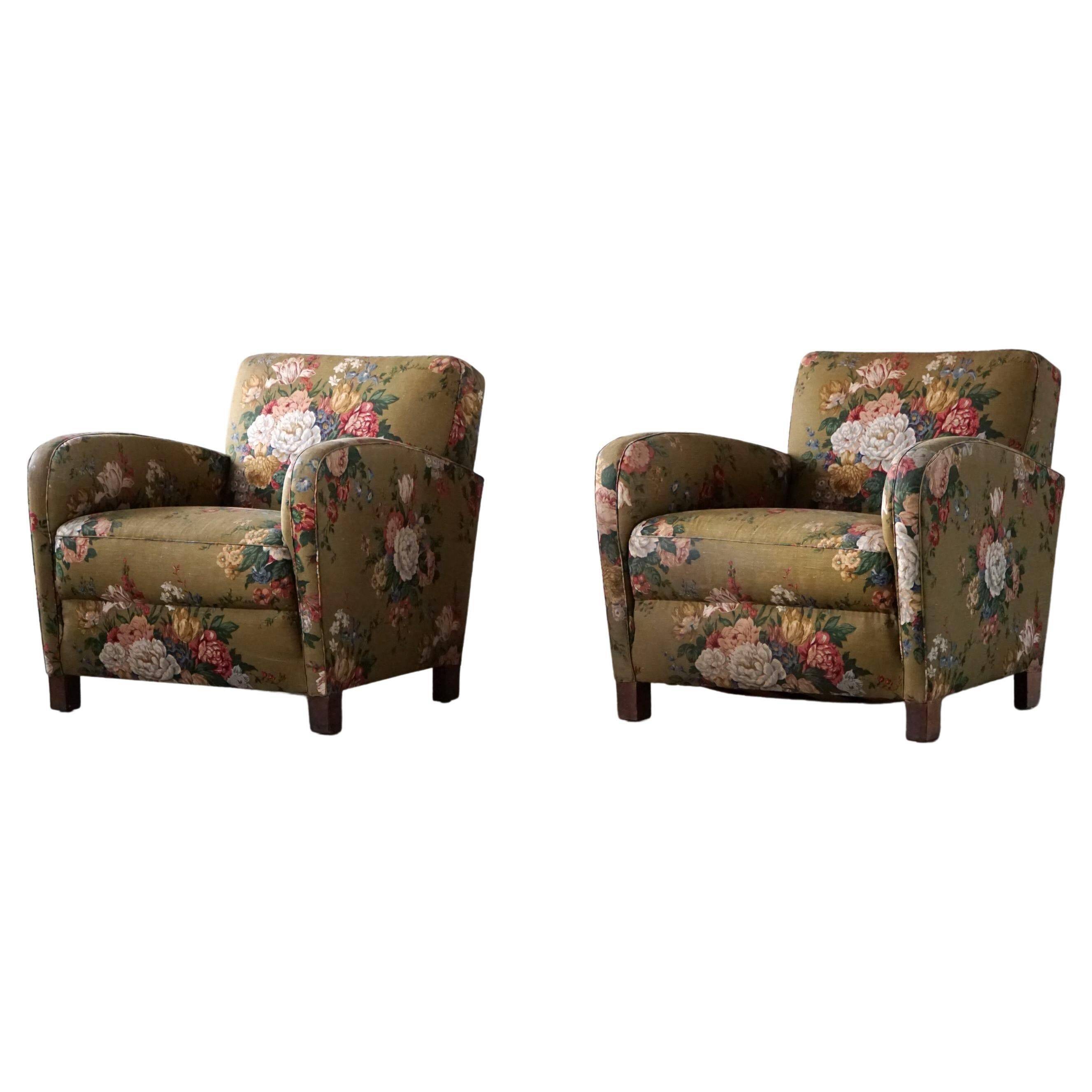 Modern Danish pair of curved lounge chairs, original fabric, Fritz Hansen, 1940.