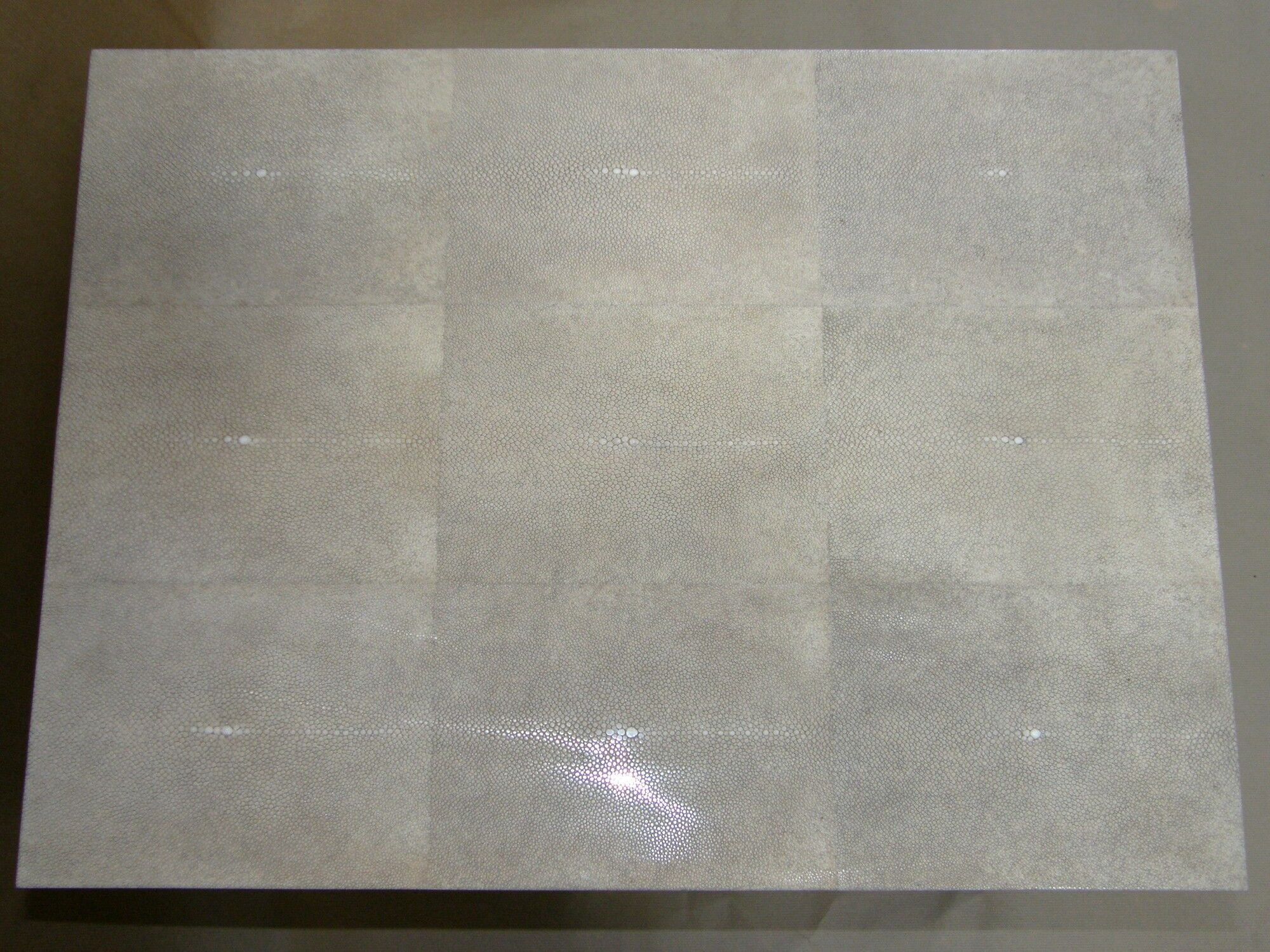 Table de chevet en galuchat