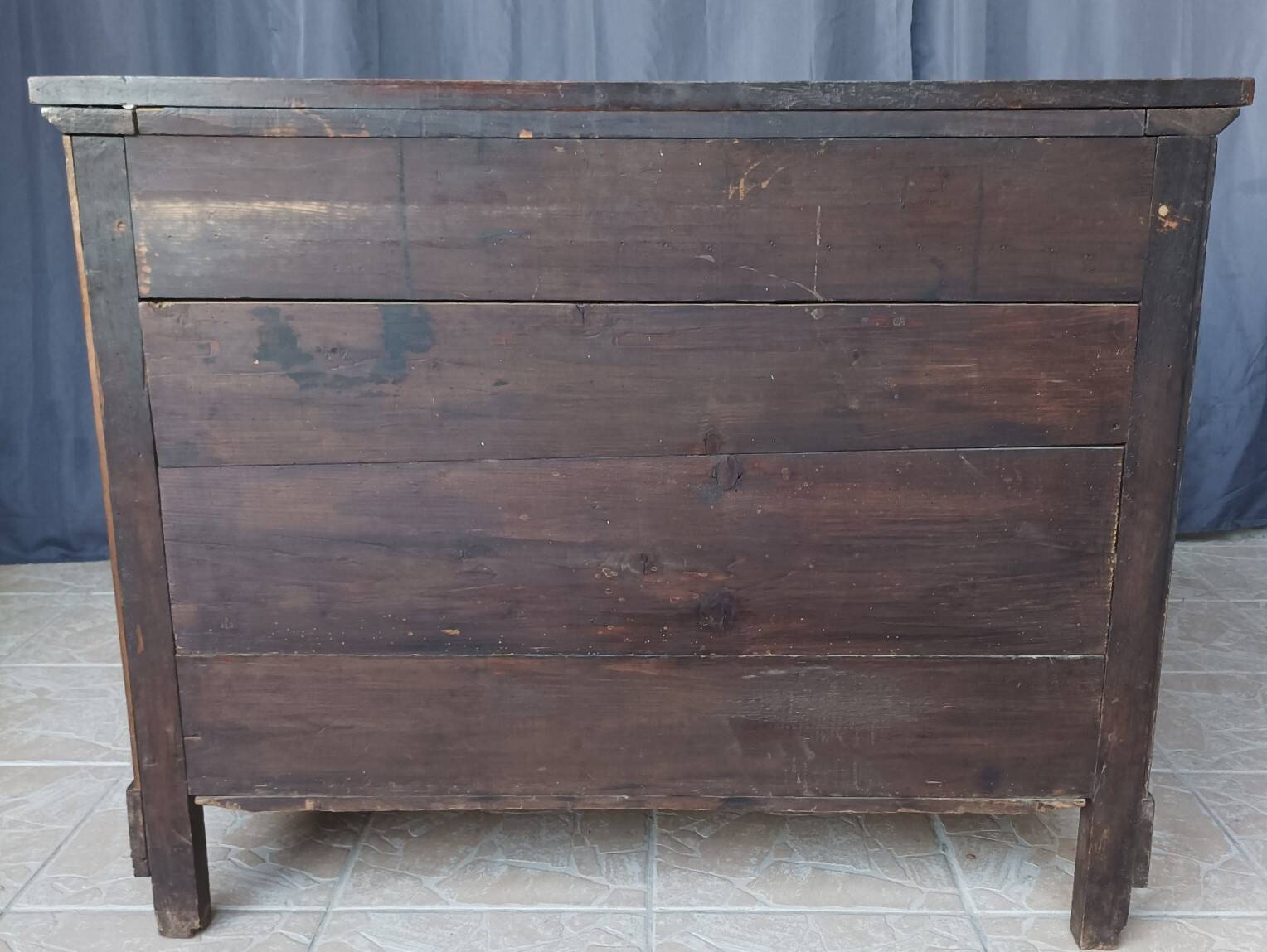 Secretary commode with a cross design from the Restoration period in walnut.
