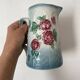 Pichet en barbotine art nouveau roses