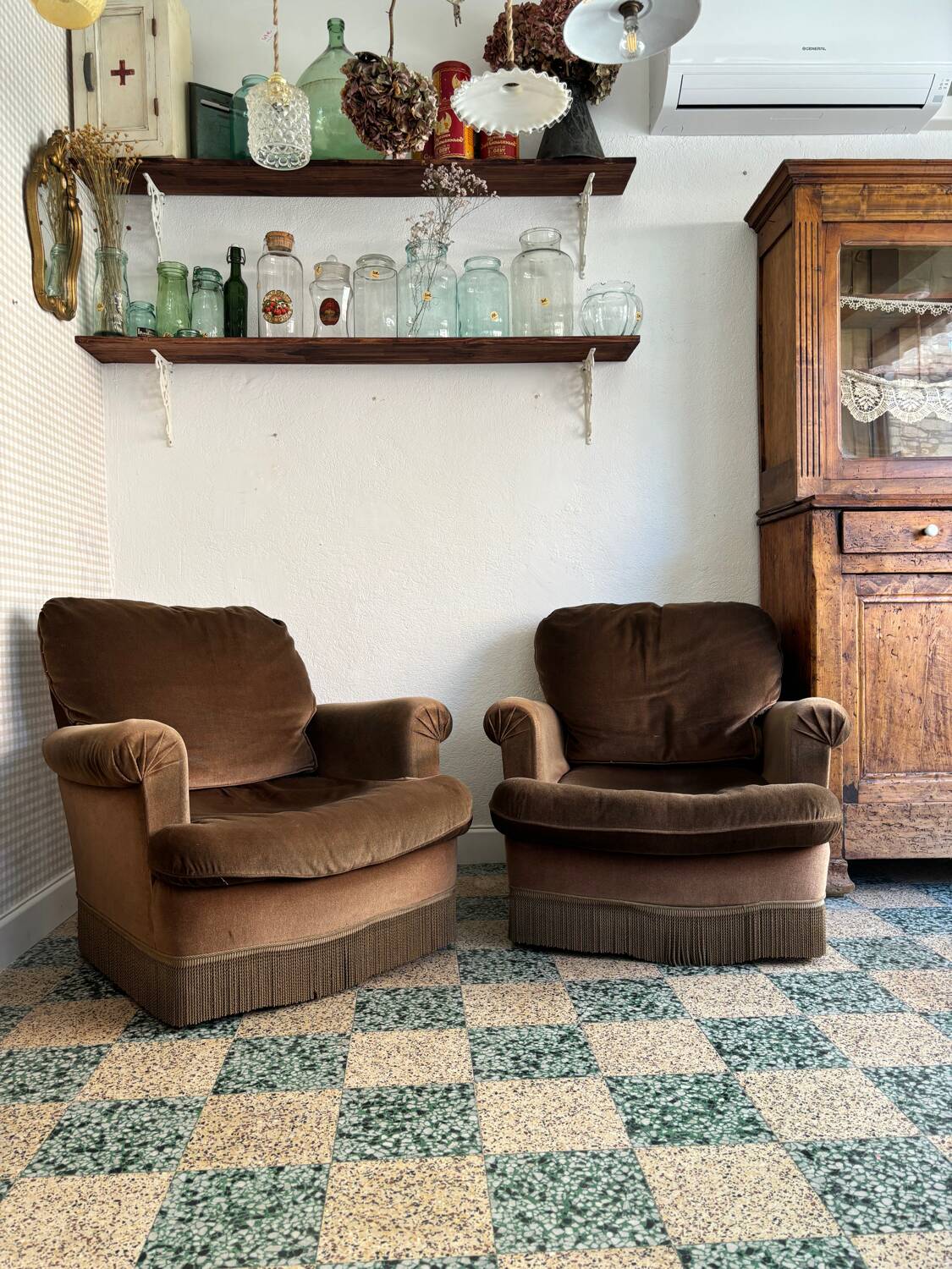 Velvet frog armchairs