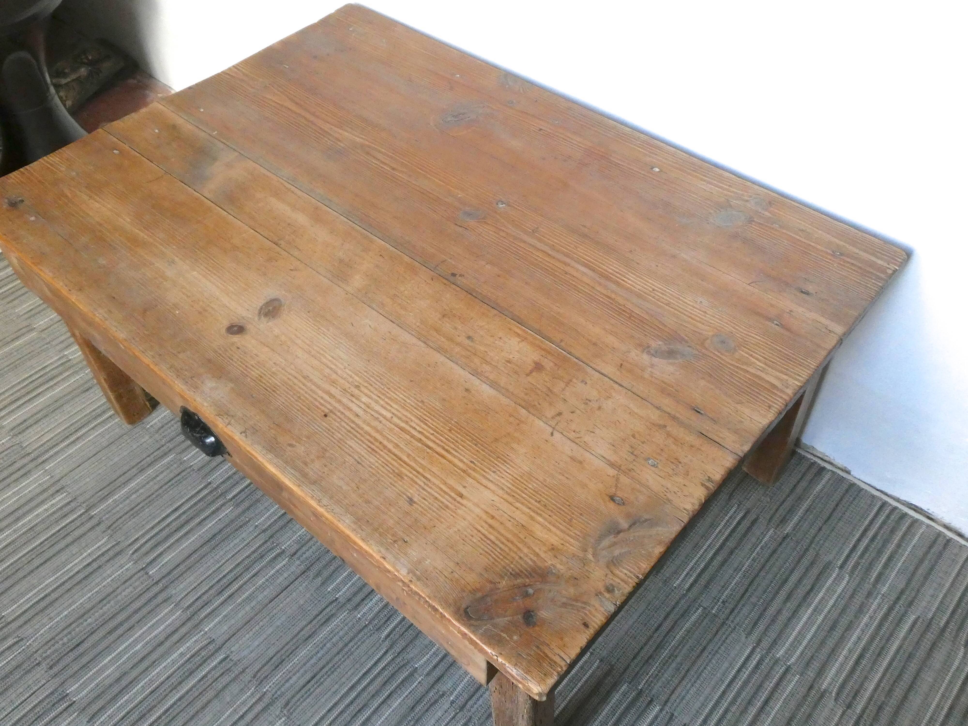 Coffee table in solid wood with a drawer