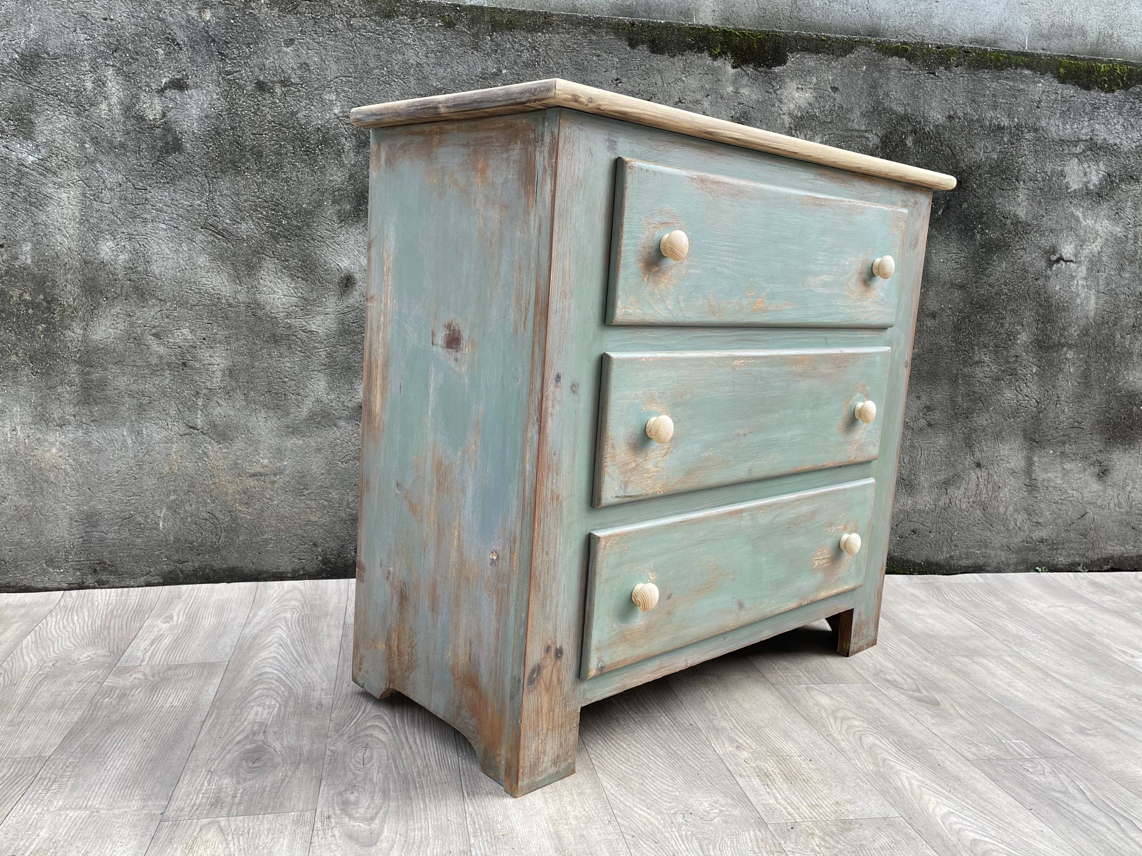 Commode en bois patinée