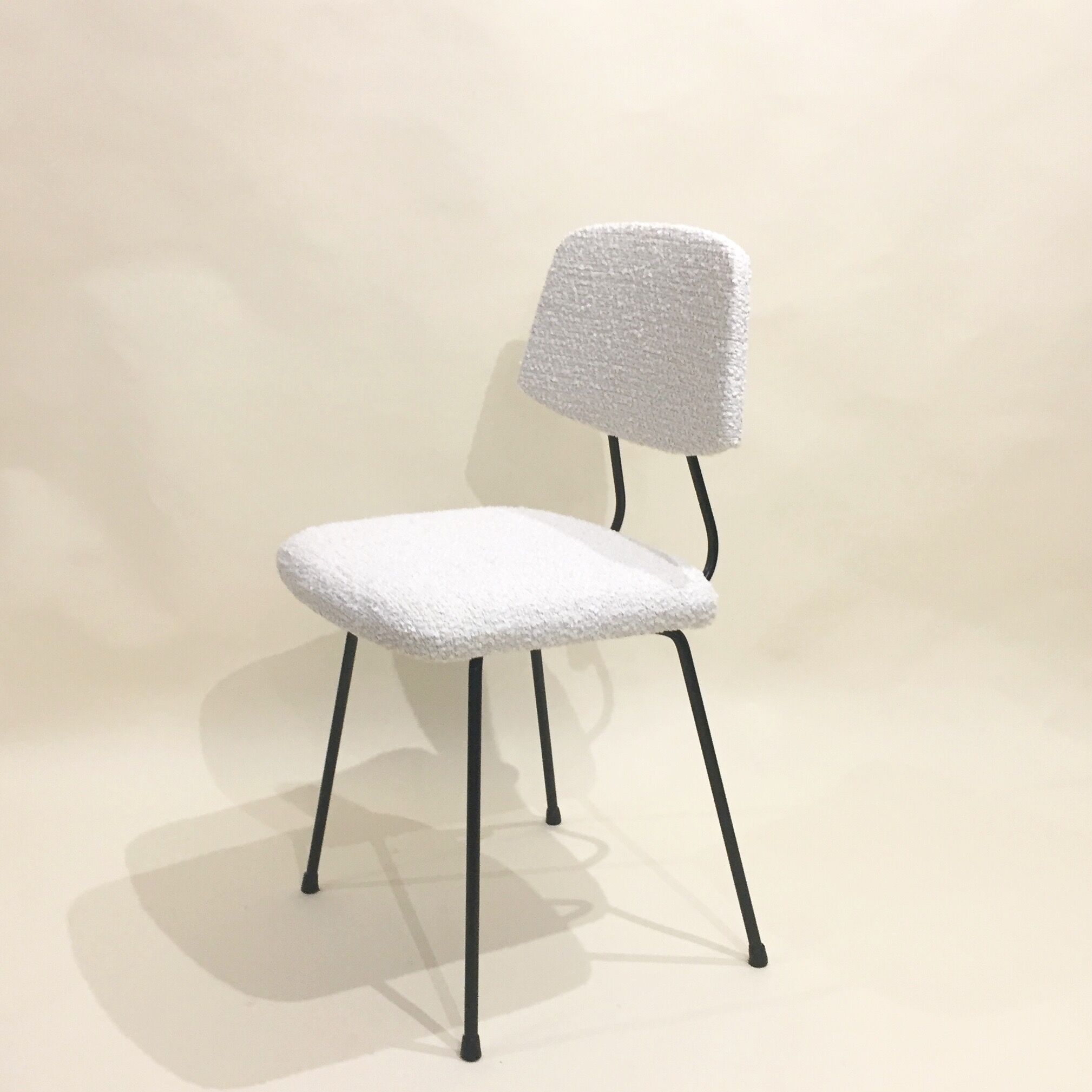 Chaise Rudolph wolf retapissée