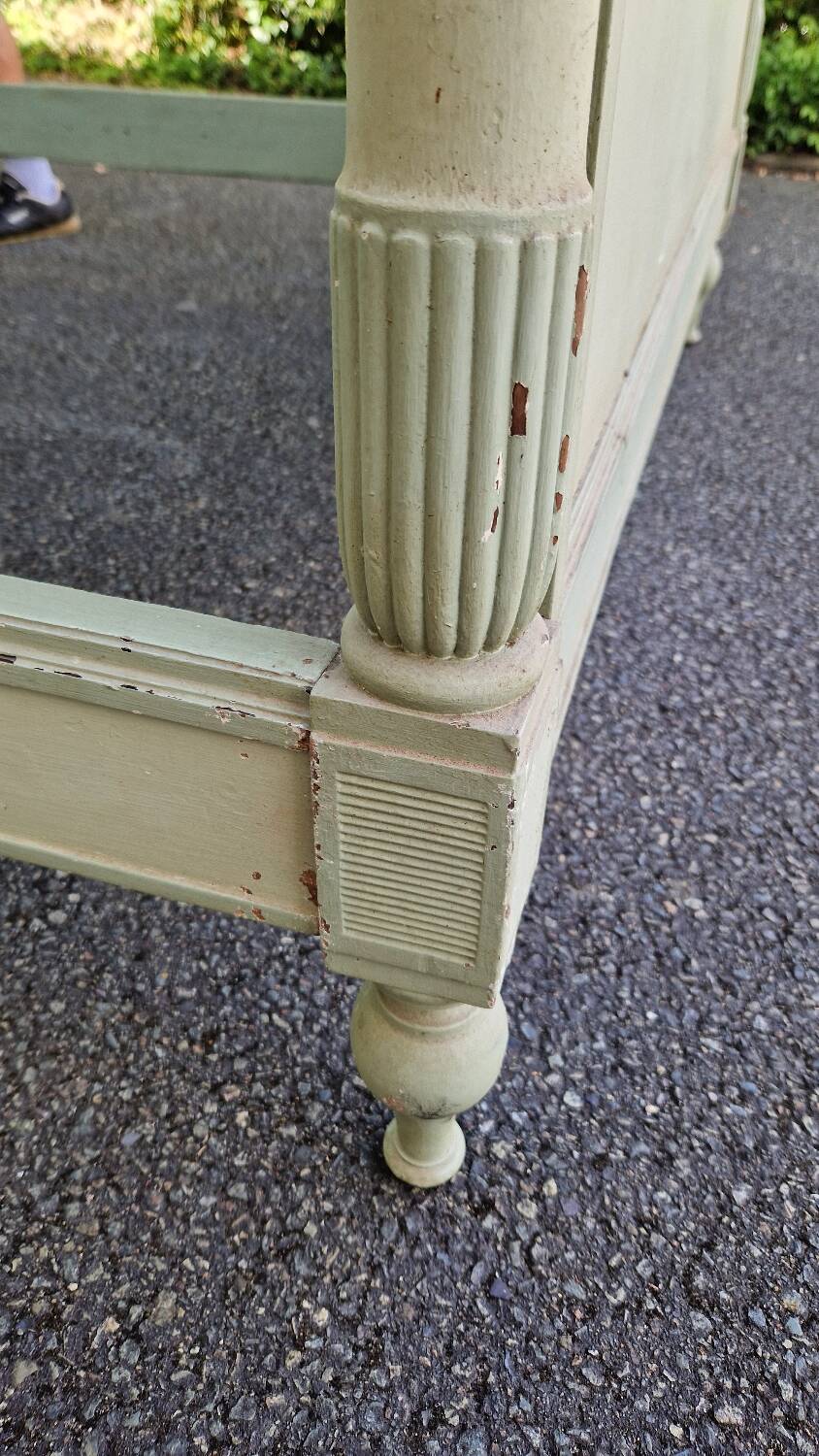 Lacquered Directory bed