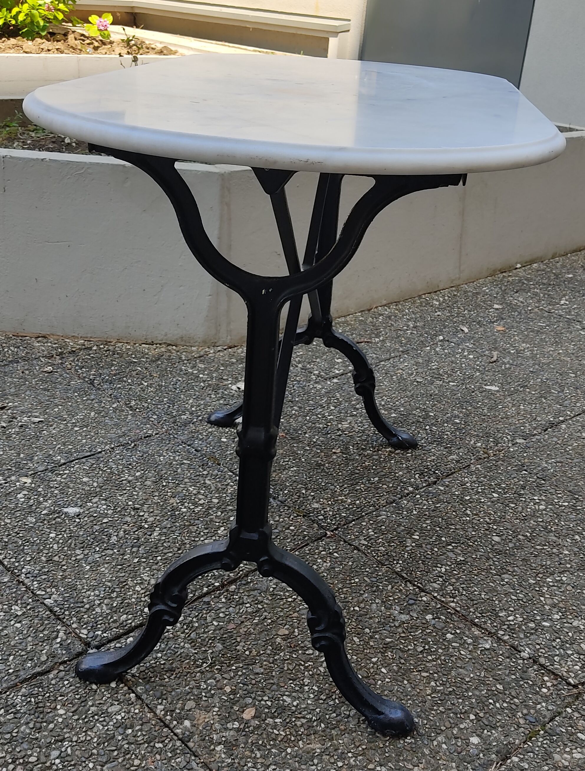 Table ovale en marbre blanc de carrare